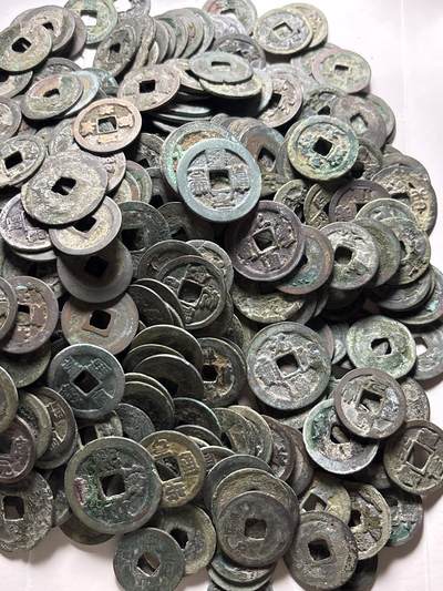 文馨钱币收藏第 298 场，长期接代拍业务 - 筒子开南北宋铜钱，折钱，北宋为主，约 420 枚 1610 克。因历史原因，不排除有漏裂筒子钱，版本未挑选，对到一级二级三级四级五级币是你的运气，喜欢玩铜钱的不要错过了，一手货源