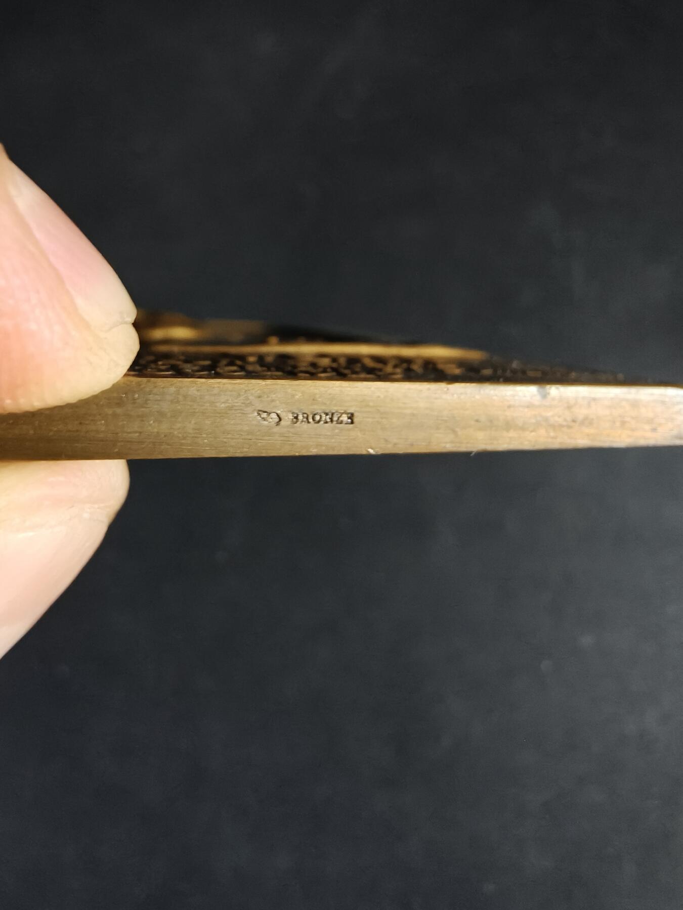 老王徽章第190期 法国德南与安赞钢铁厂总经理让·维尔特方形大铜章      让·维尔特被视为法国冶金工业史上的杰出人物，他在第一次世界大战后工厂的重建中发挥了关键作用       盒子损坏       尺寸55×75mm     重量150g