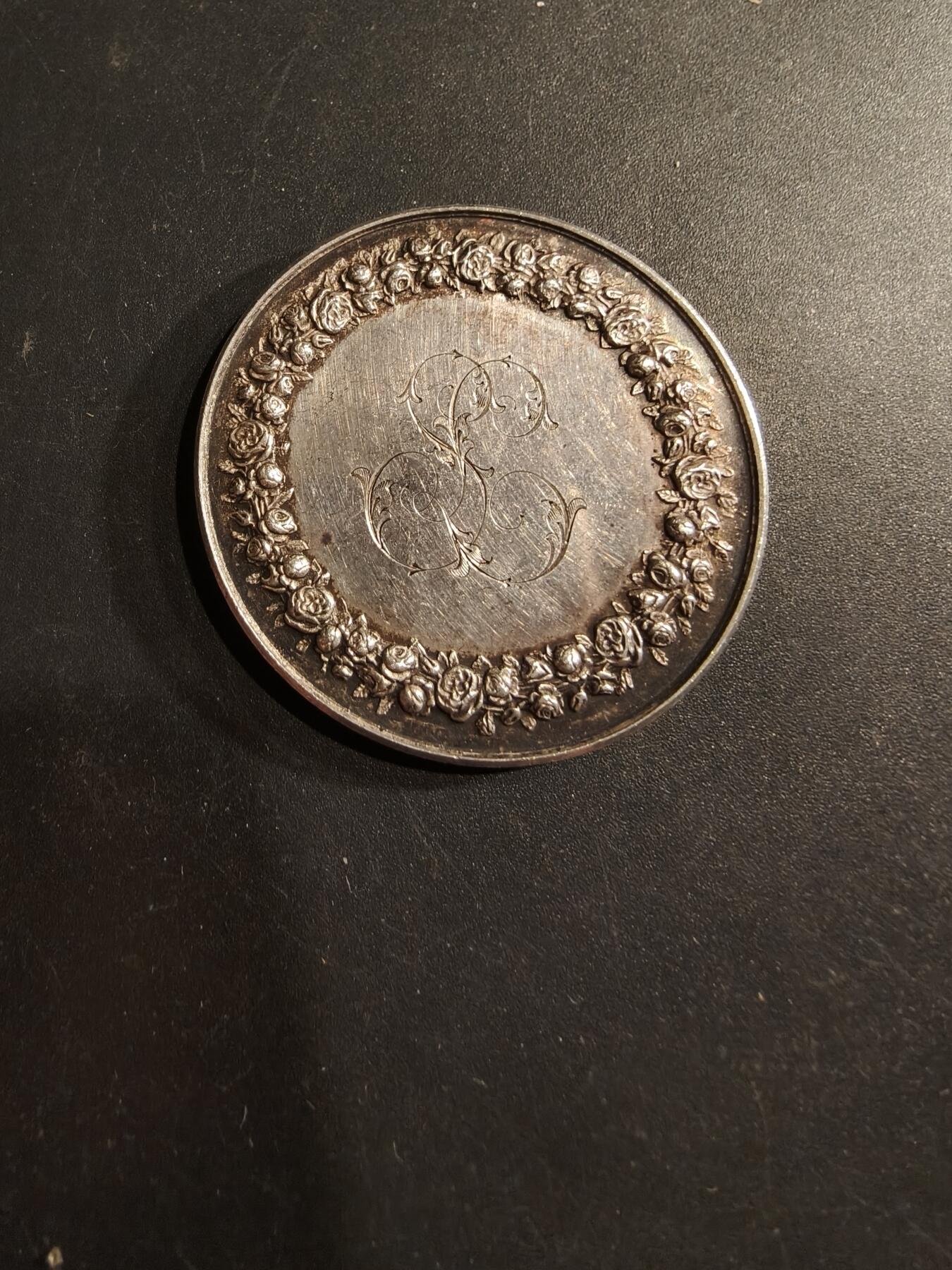 老王徽章第190期 法国婚礼大银章    蜜蜂958银标   带边铭背铭   1874年    原盒     直径39mm    重量25.3g