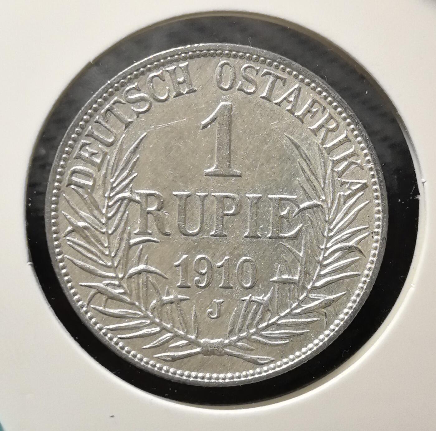 外国优质老铜币银币苏联纪念章，每周六晚九点倒数截拍，满百包邮可寄存，持续收拍 德属东非1910 年1卢比银币，正面为德皇威廉二世戎装像，饰以橄榄枝纹饰，是德国殖民非洲时期的核心银质流通币。银币包浆温润，图案细节硬朗，见证德意志殖民扩张与东非货币史，兼具殖民钱币收藏与历史叙事价值。