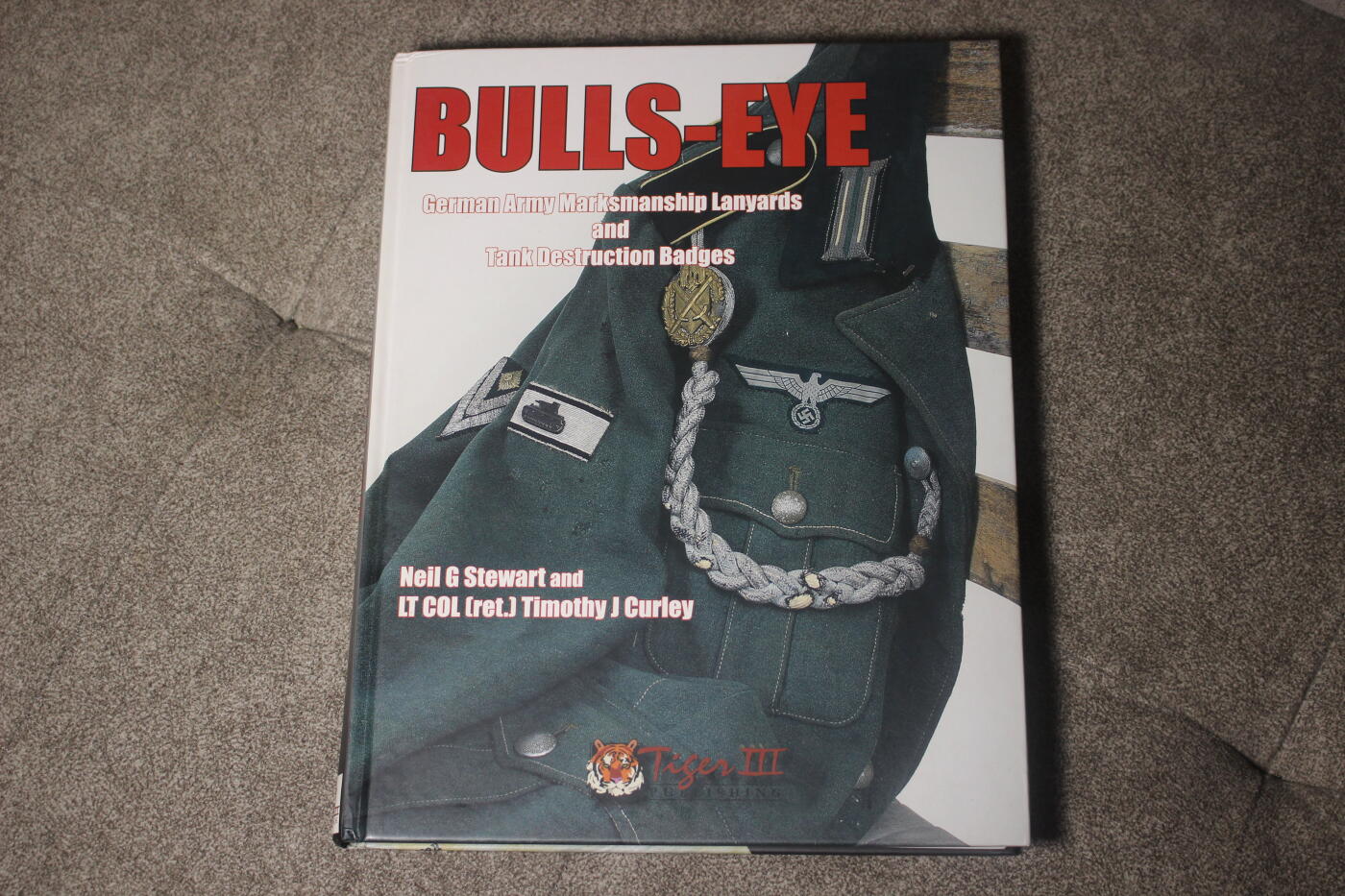 2026.4.2德系小拍卖 BULLS-EYE 德三射手续饰和独立击毁坦克鉴赏，共151页，全铜版纸印刷，较为详细的介绍了两款嘉奖的历史沿革和工艺细节，近库存品相