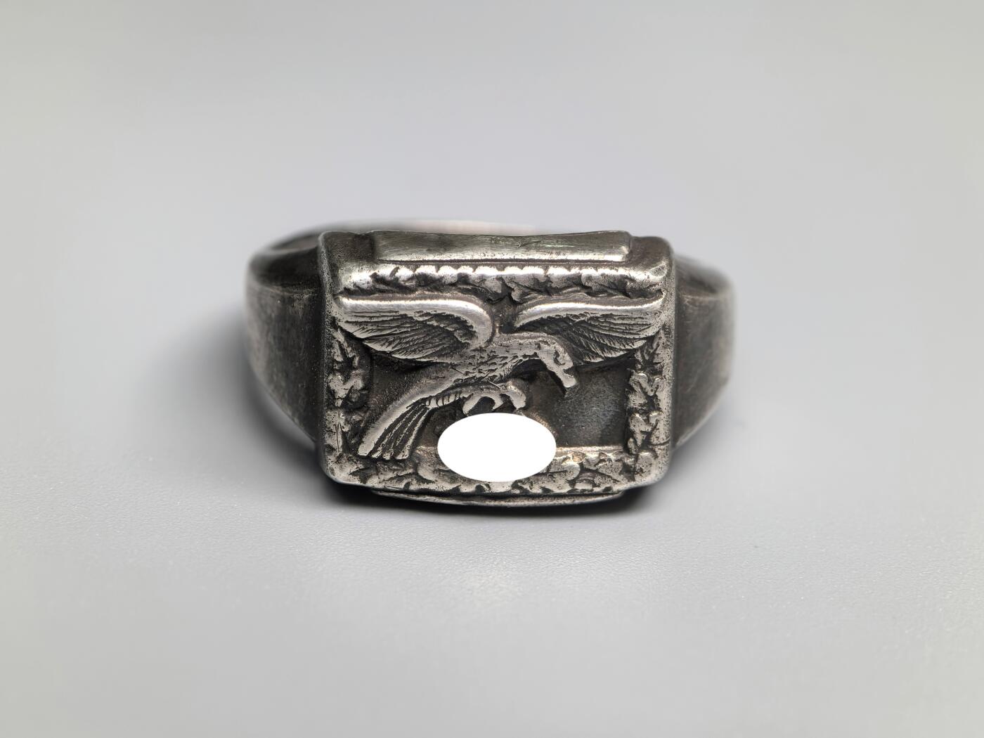 小驴勋章奖章收藏3月28日周六晚六点拍卖（珍爱和平，收藏战争，铭记历史，勿忘国耻，忠党爱国。有偿代拍，送拍规则在简介最后，参拍须阅读规则后再参拍，关系到运费包装发货时效真假辨别等关键信息，拍卖时不再发原图，看大图店主微信码在拍卖店铺介绍里） 使用原品开模工艺品秃鹫军团空军银戒指，内打银标和珠宝商标，港码18码，图案为得三空军极早期第一版“垂尾”鹰徽（德空军1935年3月1日开始佩发，1936 年底或 1937 年初开始佩发第二版），非原品