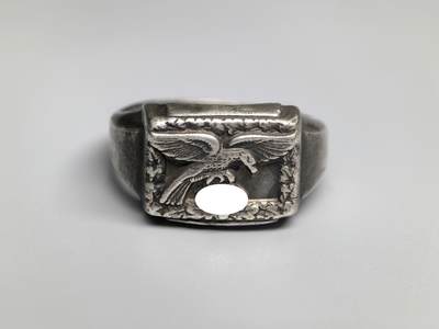 小驴勋章奖章收藏3月28日周六晚六点拍卖（珍爱和平，收藏战争，铭记历史，勿忘国耻，忠党爱国。有偿代拍，送拍规则在简介最后，参拍须阅读规则后再参拍，关系到运费包装发货时效真假辨别等关键信息，拍卖时不再发原图，看大图店主微信码在拍卖店铺介绍里） - 使用原品开模工艺品秃鹫军团空军银戒指，内打银标和珠宝商标，港码18码，图案为得三空军极早期第一版“垂尾”鹰徽（德空军1935年3月1日开始佩发，1936 年底或 1937 年初开始佩发第二版），非原品