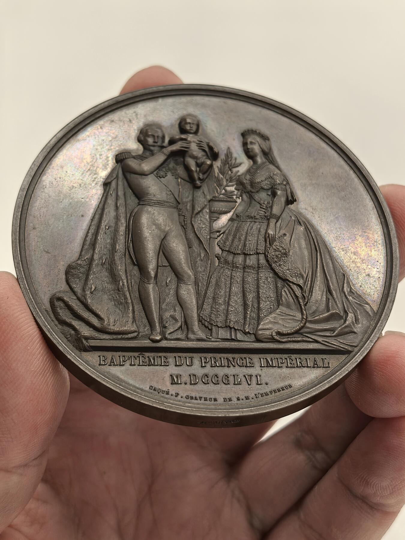 博洋堂“芳菲春韵”3月精品大拍专场暨第166期（全场包邮） 法国1856年拿破仑三世夫妇抱皇太子洗礼纪念章，铜银一对，原盒好品，直径69mm，原铸边铭，超高浮雕，难得一见