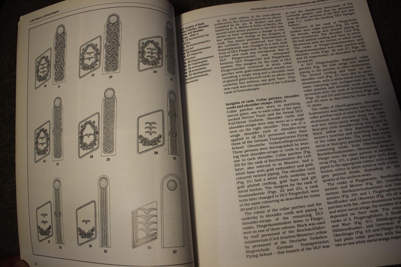 2026.4.2德系小拍卖 德三空军大全，两册合计约500多页，图文并茂详细介绍了各种式样以及工艺细节等，封面轻微痕迹，内页完好