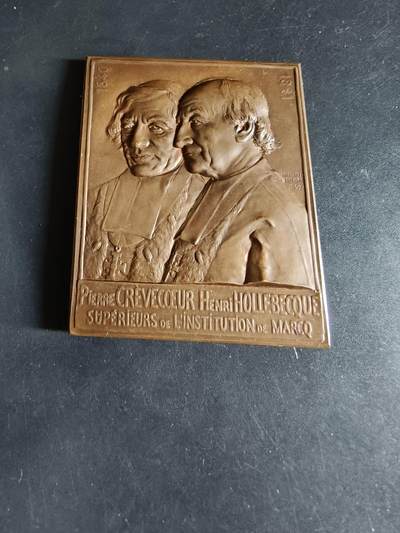 老王徽章第190期 - 法国《皮埃尔·克雷韦科尔与亨利·奥勒贝克》方形大铜章    大师希波利特·勒菲弗尔作品    此二人为法国马尔科学院负责人，该作品被收录于法国奥塞博物馆等机构      尺寸50×64mm     重量89.1g