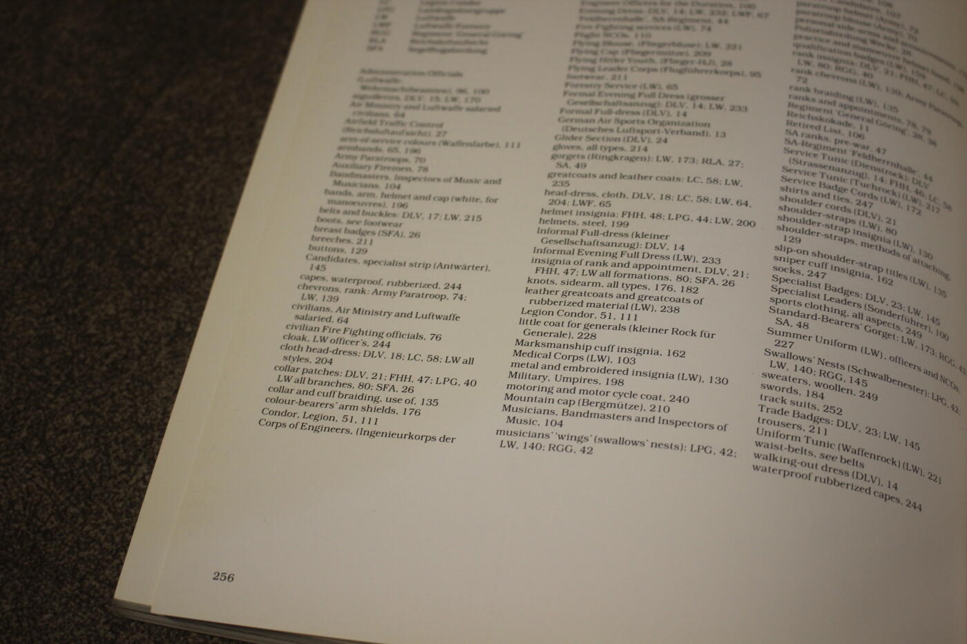 2026.4.2德系小拍卖 德三空军大全，两册合计约500多页，图文并茂详细介绍了各种式样以及工艺细节等，封面轻微痕迹，内页完好