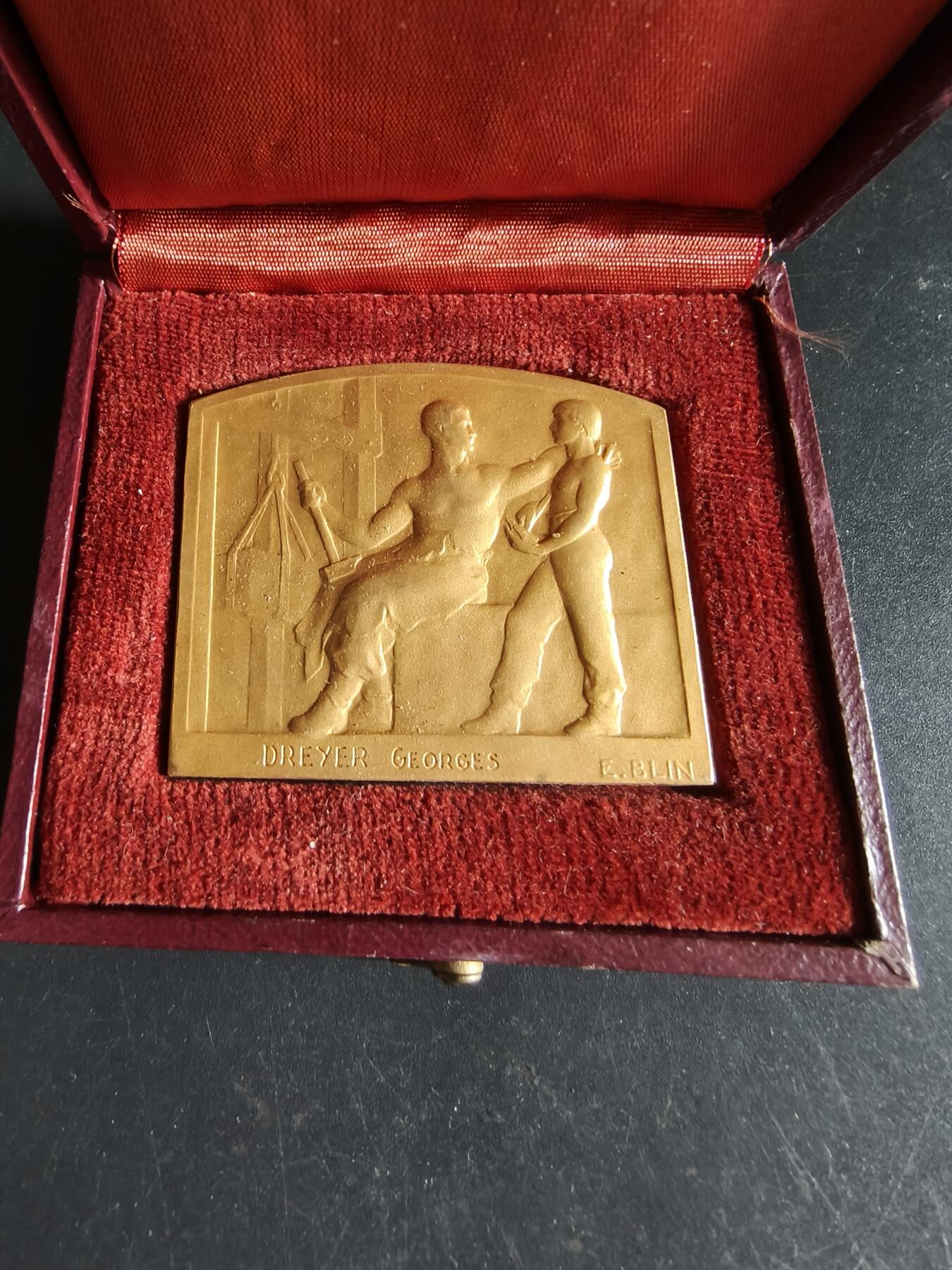 老王徽章第190期 法国工业家协会预防工业事故方形镀金大铜章     原盒    装饰艺术风格   大师E.Blin作品      尺寸50×43mm     重量51.6g