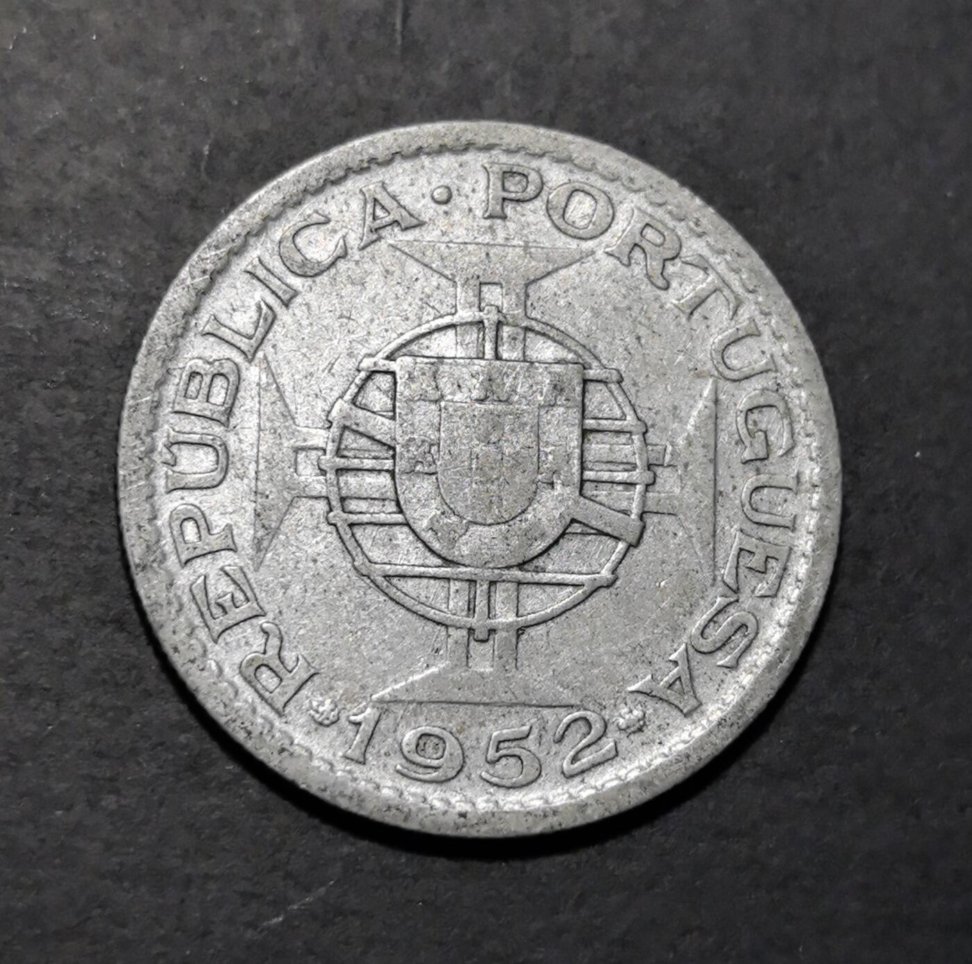 外国优质老铜币银币苏联纪念章，每周六晚九点倒数截拍，满百包邮可寄存，持续收拍 葡属莫桑比克1952 年10 埃斯库多银币，一面是葡萄牙航海纹章，一面是莫桑比克盾徽，见证殖民历史，双国徽设计独特，兼具地域与时代收藏价值。