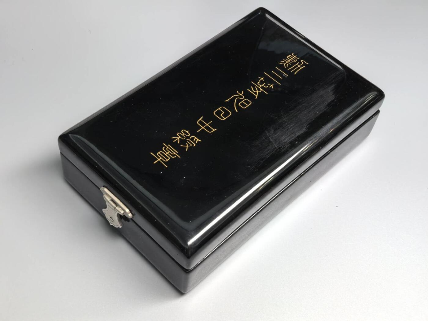 小驴勋章奖章收藏3月28日周六晚六点拍卖（珍爱和平，收藏战争，铭记历史，勿忘国耻，忠党爱国。有偿代拍，送拍规则在简介最后，参拍须阅读规则后再参拍，关系到运费包装发货时效真假辨别等关键信息，拍卖时不再发原图，看大图店主微信码在拍卖店铺介绍里） 勋三等旭日中绶章带大漆盒带略，银质七宝烧