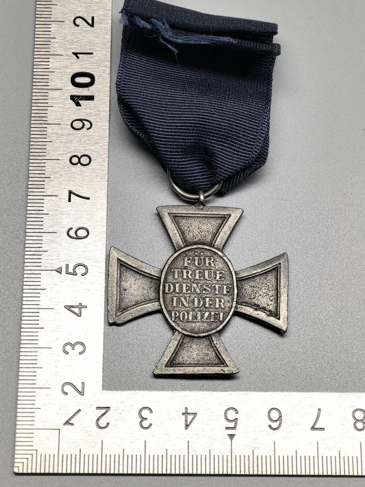 小驴勋章奖章收藏3月28日周六晚六点拍卖（珍爱和平，收藏战争，铭记历史，勿忘国耻，忠党爱国。有偿代拍，送拍规则在简介最后，参拍须阅读规则后再参拍，关系到运费包装发货时效真假辨别等关键信息，拍卖时不再发原图，看大图店主微信码在拍卖店铺介绍里） 现代工艺品 警察长期服役奖章 非原品