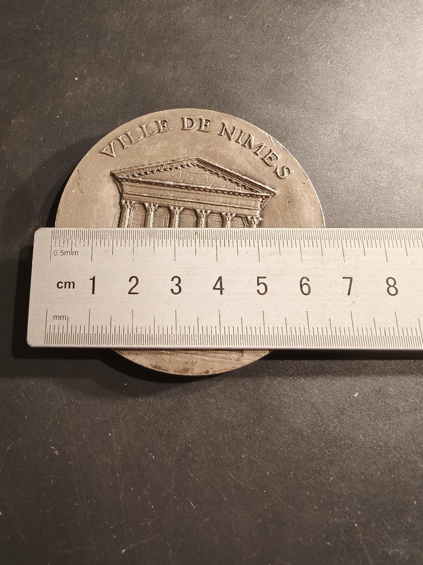 老王徽章第190期 法国尼姆市大银章    925银    直径68mm    重量203.7g