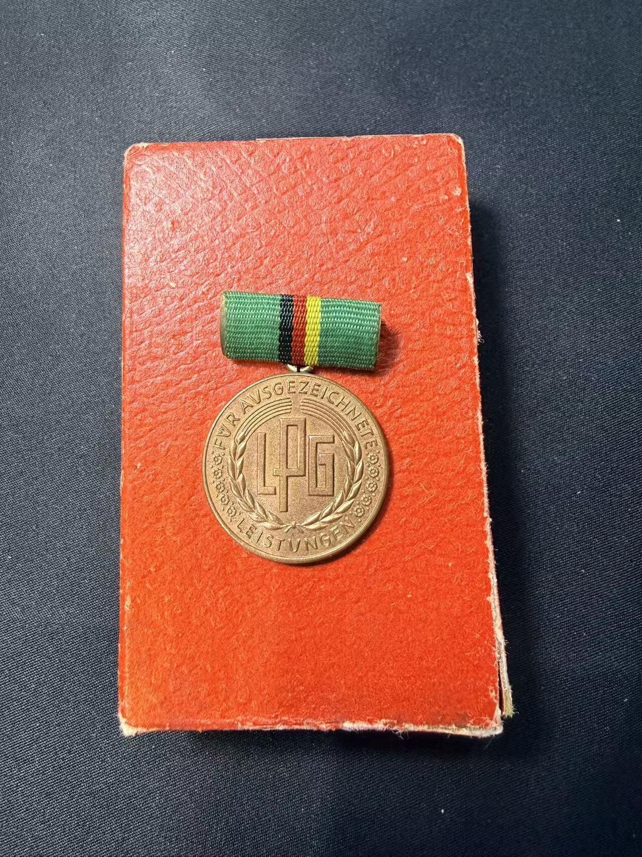 云宸嘉赏-勋臻文献佳藏优品精选场次（低佣 转发佣金红包） 民主德国农业建设（LPG）功绩奖章带盒 