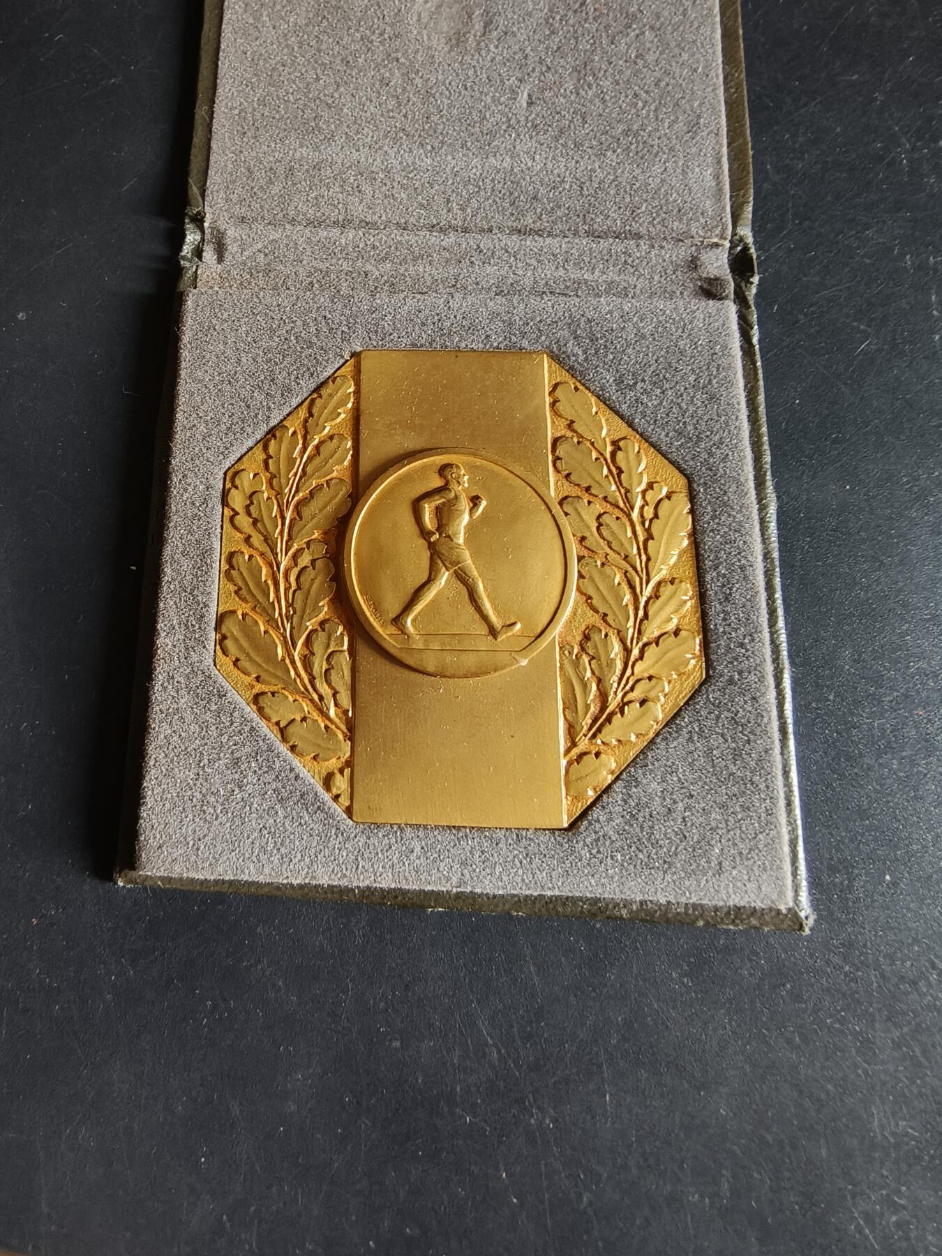 老王徽章第190期 法国竞走八角镀金大铜章     原盒     尺寸       重量45.5g