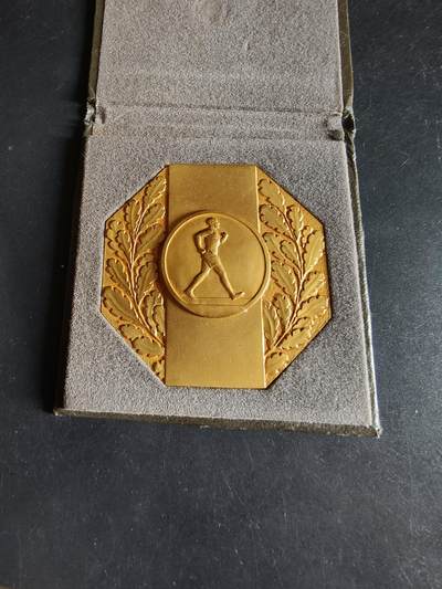 老王徽章第190期 - 法国竞走八角镀金大铜章     原盒     尺寸       重量45.5g