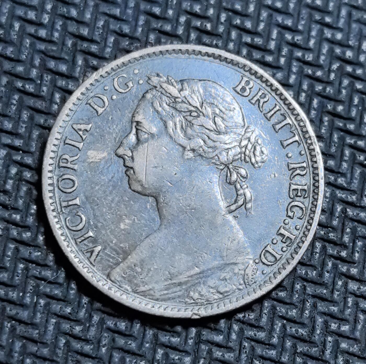 外国优质老铜币银币苏联纪念章，每周六晚九点倒数截拍，满百包邮可寄存，持续收拍 英国维多利亚女王1890年1法新铜币，正面为女王披纱头像，背面是不列颠尼亚坐像与面值，见证维多利亚鼎盛时期，包浆温润，是英国近代小额流通币的经典见证，收藏辨识度高。