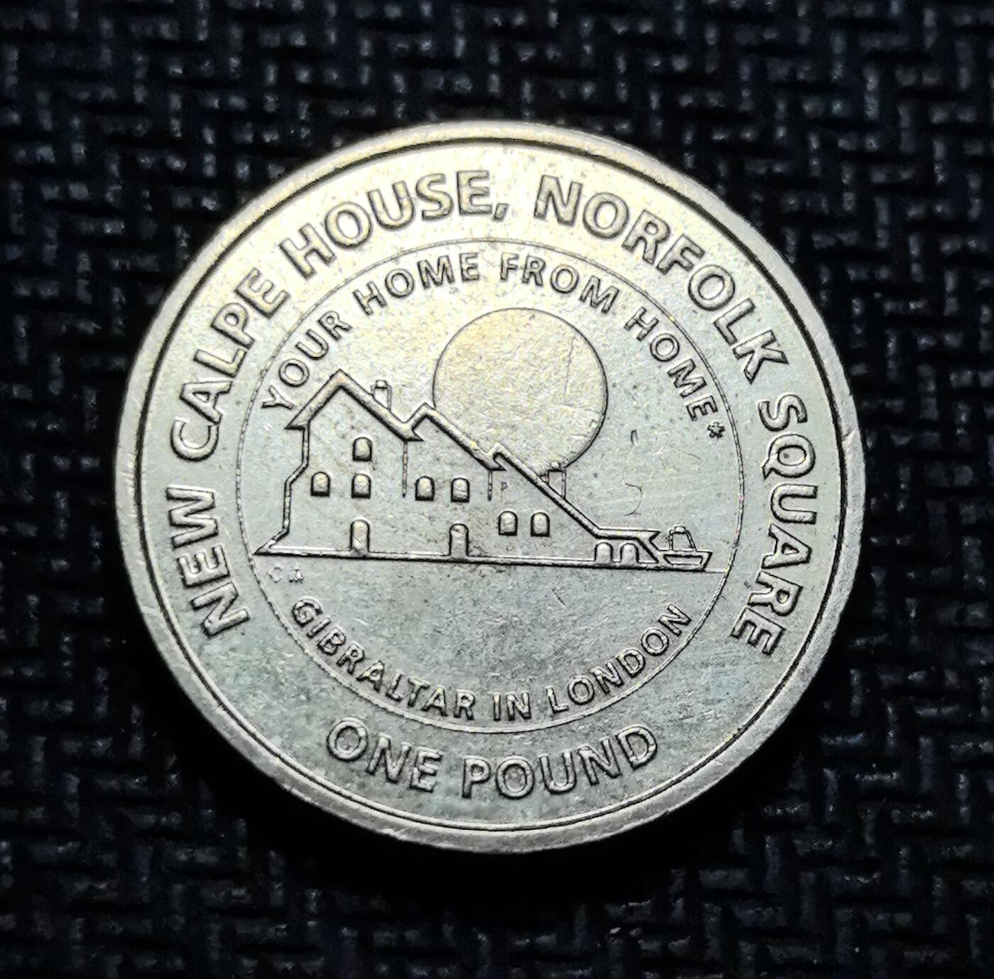 外国优质老铜币银币苏联纪念章，每周六晚九点倒数截拍，满百包邮可寄存，持续收拍 直布罗陀新卡尔佩之家主题 1 英镑纪念币，正面为伊丽莎白二世头像，背面镌刻伦敦诺福克广场的新卡尔佩之家建筑，标注 “GIBRALTAR IN LONDON”，见证直布罗陀与英国的文化联结。镍黄铜材质，图案清晰，是英属海外领地特色纪念币，兼具收藏与人文叙事价值。