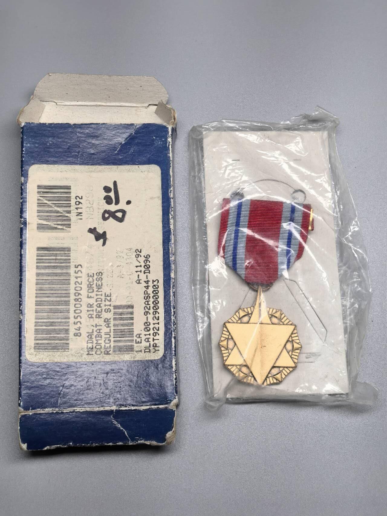 小驴勋章奖章收藏3月28日周六晚六点拍卖（珍爱和平，收藏战争，铭记历史，勿忘国耻，忠党爱国。有偿代拍，送拍规则在简介最后，参拍须阅读规则后再参拍，关系到运费包装发货时效真假辨别等关键信息，拍卖时不再发原图，看大图店主微信码在拍卖店铺介绍里） 美国空军战备奖章，库存