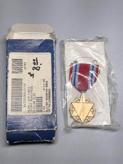 小驴勋章奖章收藏3月28日周六晚六点拍卖（珍爱和平，收藏战争，铭记历史，勿忘国耻，忠党爱国。有偿代拍，送拍规则在简介最后，参拍须阅读规则后再参拍，关系到运费包装发货时效真假辨别等关键信息，拍卖时不再发原图，看大图店主微信码在拍卖店铺介绍里） - 美国空军战备奖章，库存