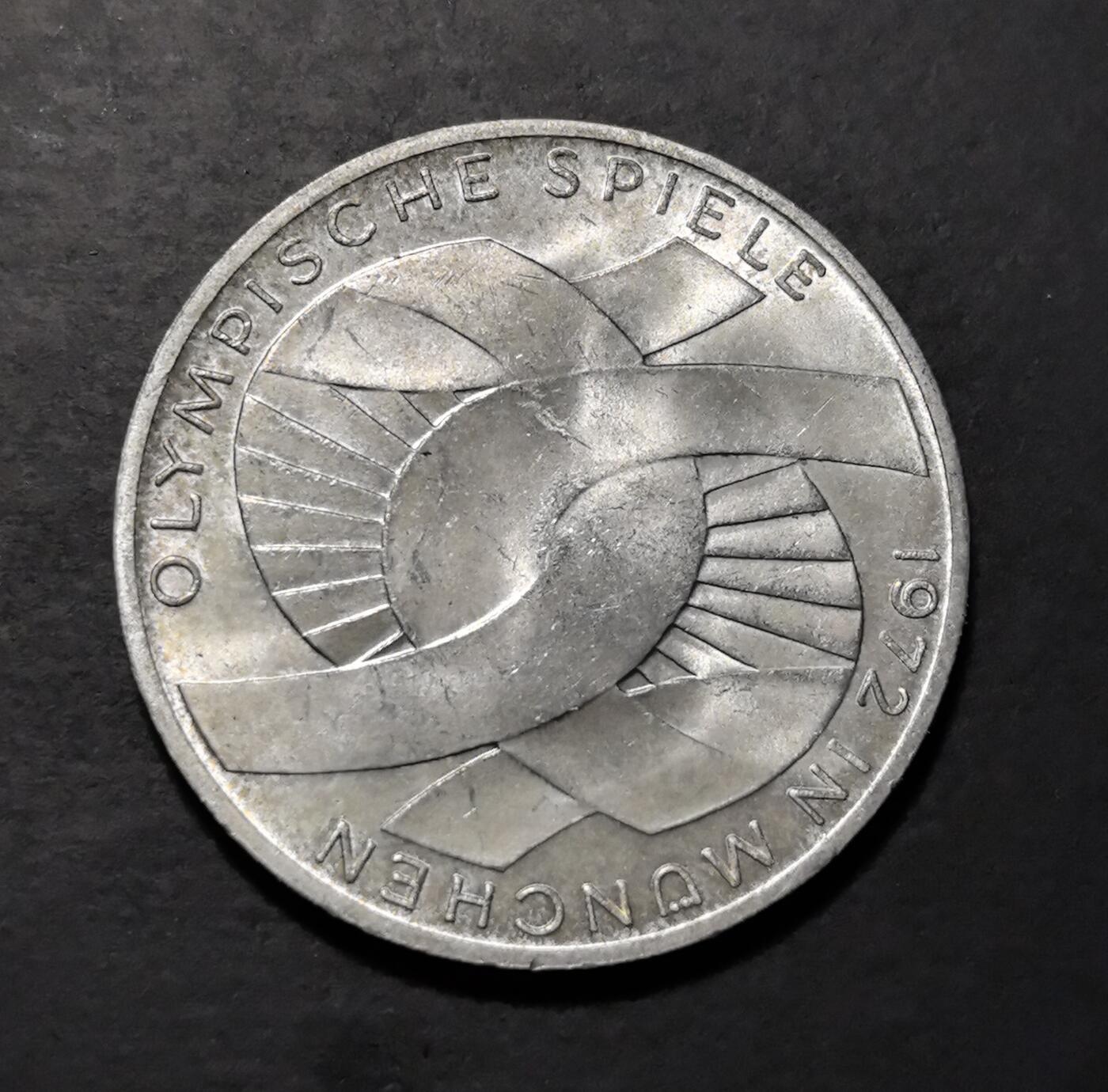 外国优质老铜币银币苏联纪念章，每周六晚九点倒数截拍，满百包邮可寄存，持续收拍 德国 1972 年慕尼黑奥运会 10 马克纪念银币，联邦鹰徽与现代螺旋纹设计，见证奥运历史，银质保真，工艺精湛，兼具收藏与体育纪念价值。