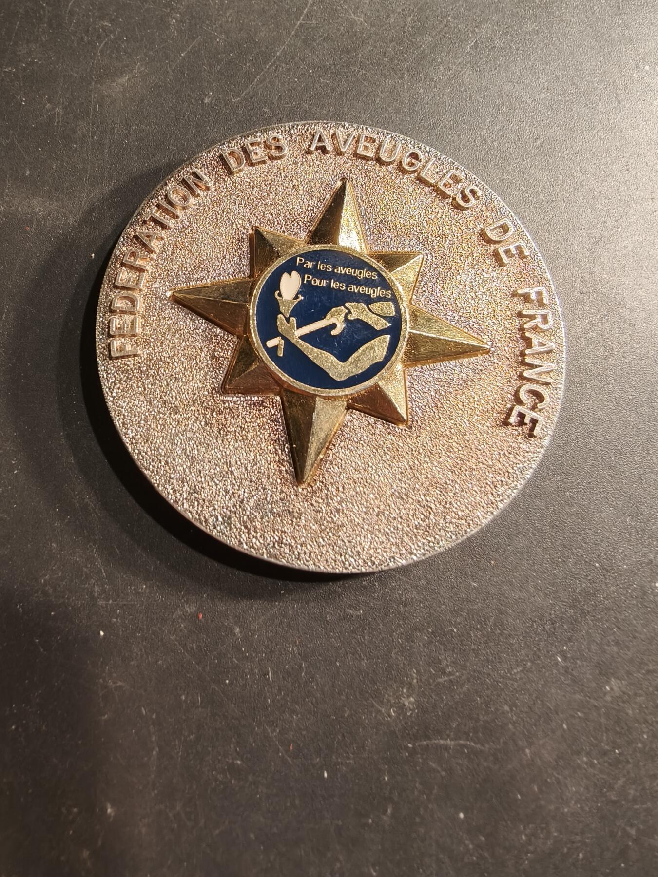 老王徽章第190期 法国盲人与视力障碍者联合会纪念章     原盒，盒子有变形      直径60mm      重量88g