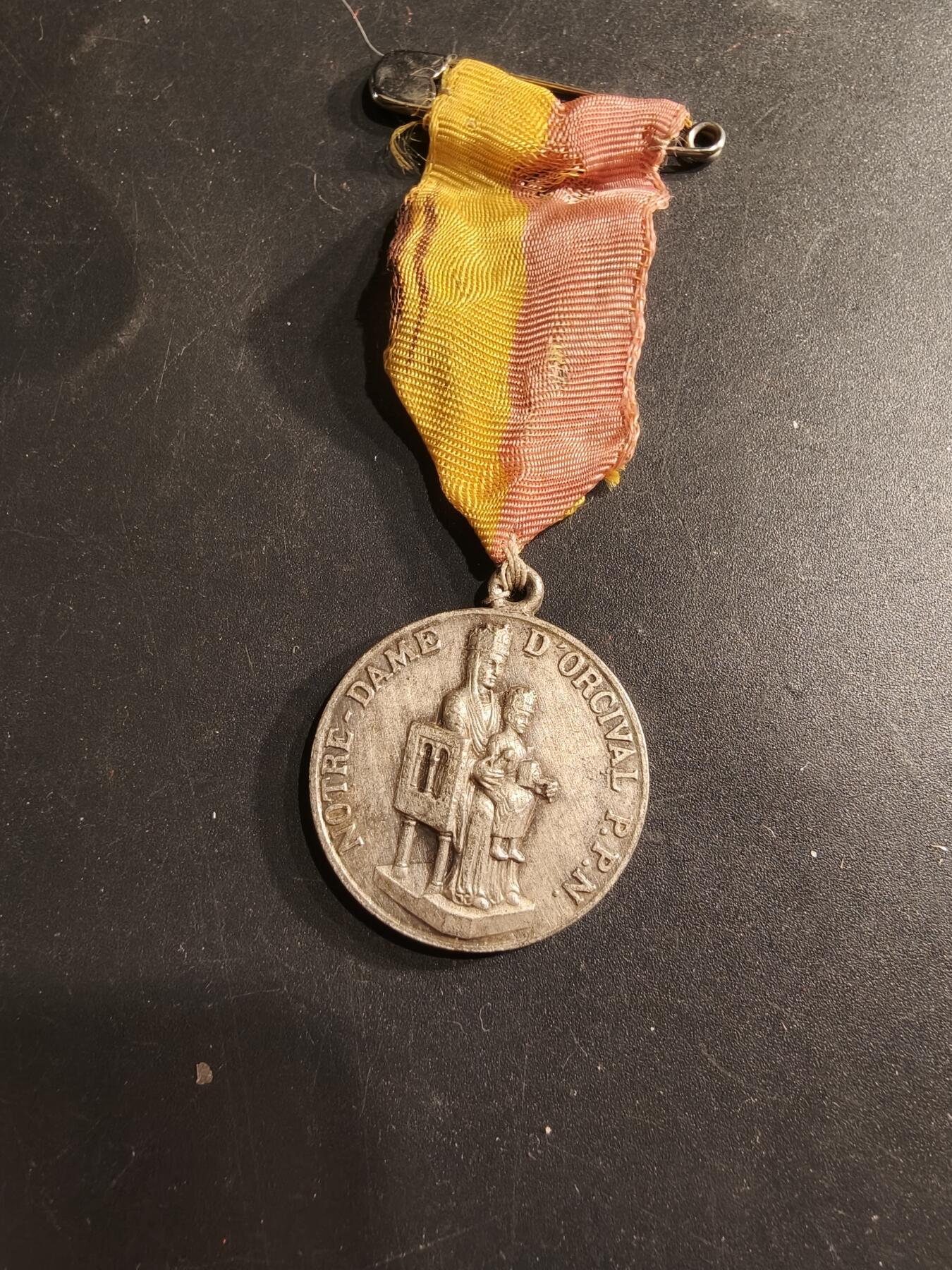 老王徽章第190期 法国奥西瓦勒圣母纪念章