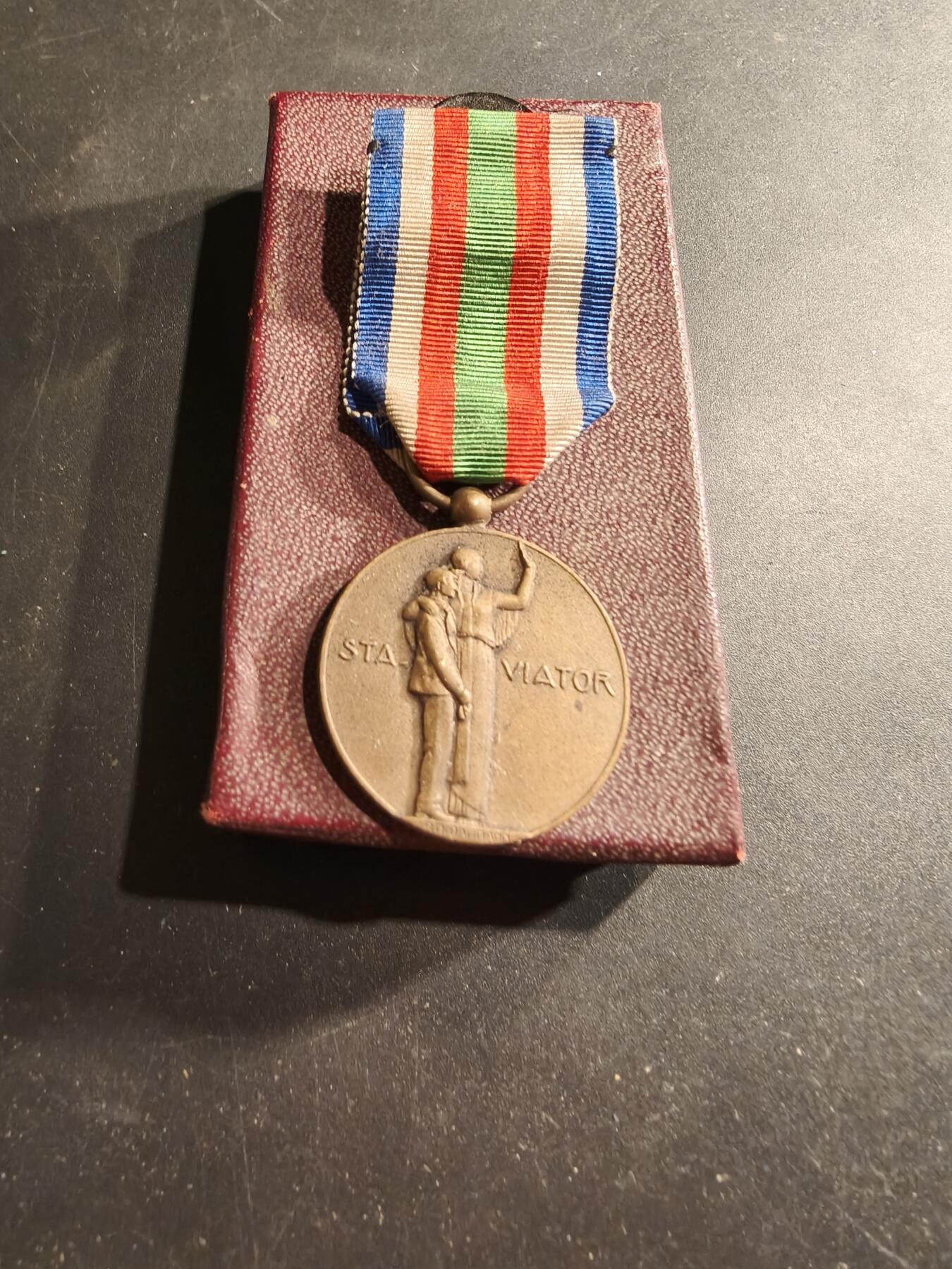 老王徽章第190期 法国铜级铁路工人服务组织纪念章    带纸盒