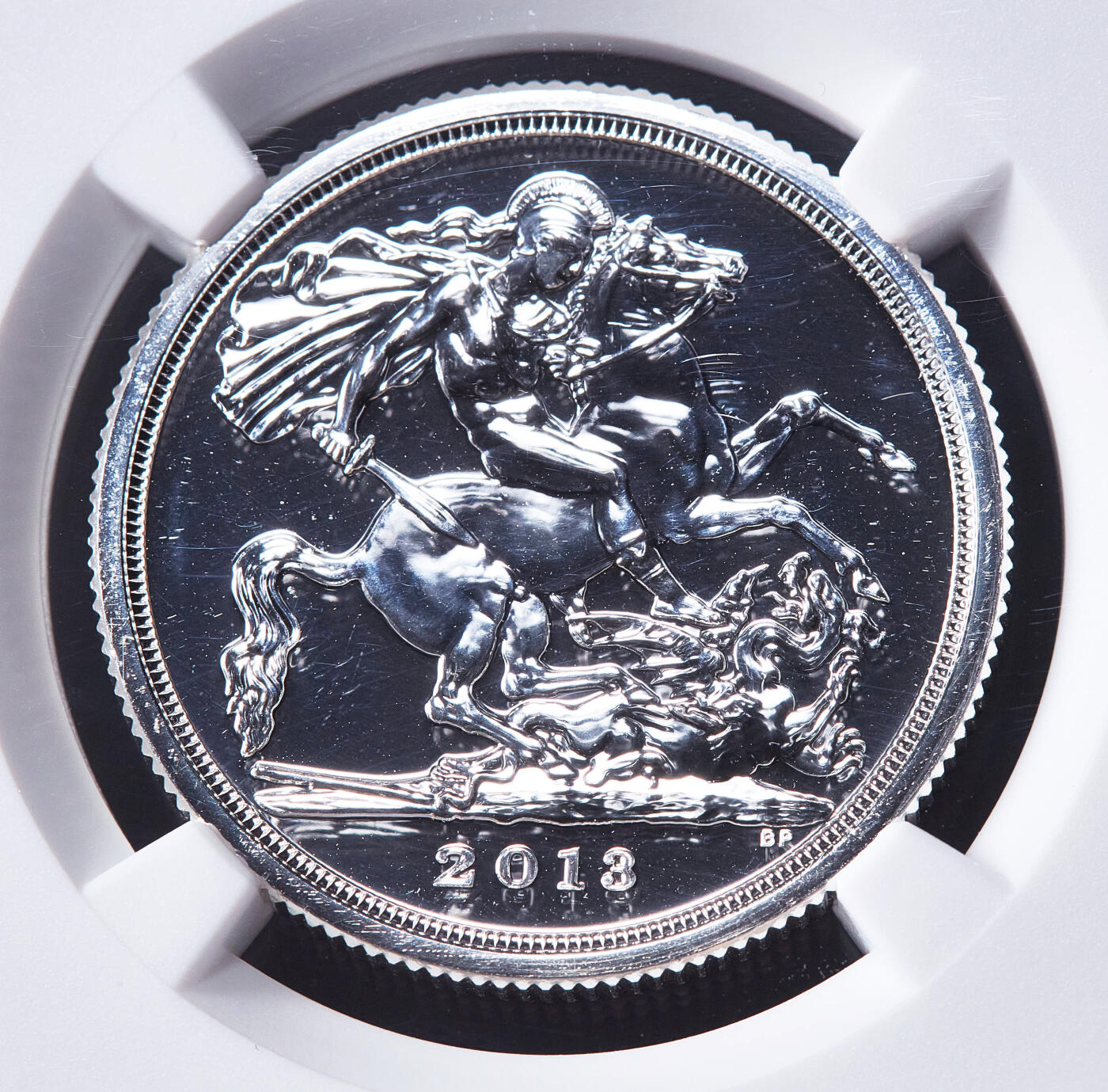 【俄甄集藏】2026年(050)04-01星期三 晚 19:30 全场包邮 英国2013年圣乔治屠龙20镑马剑银币，NGC MS66，重15.71克，999银，发行量248376枚