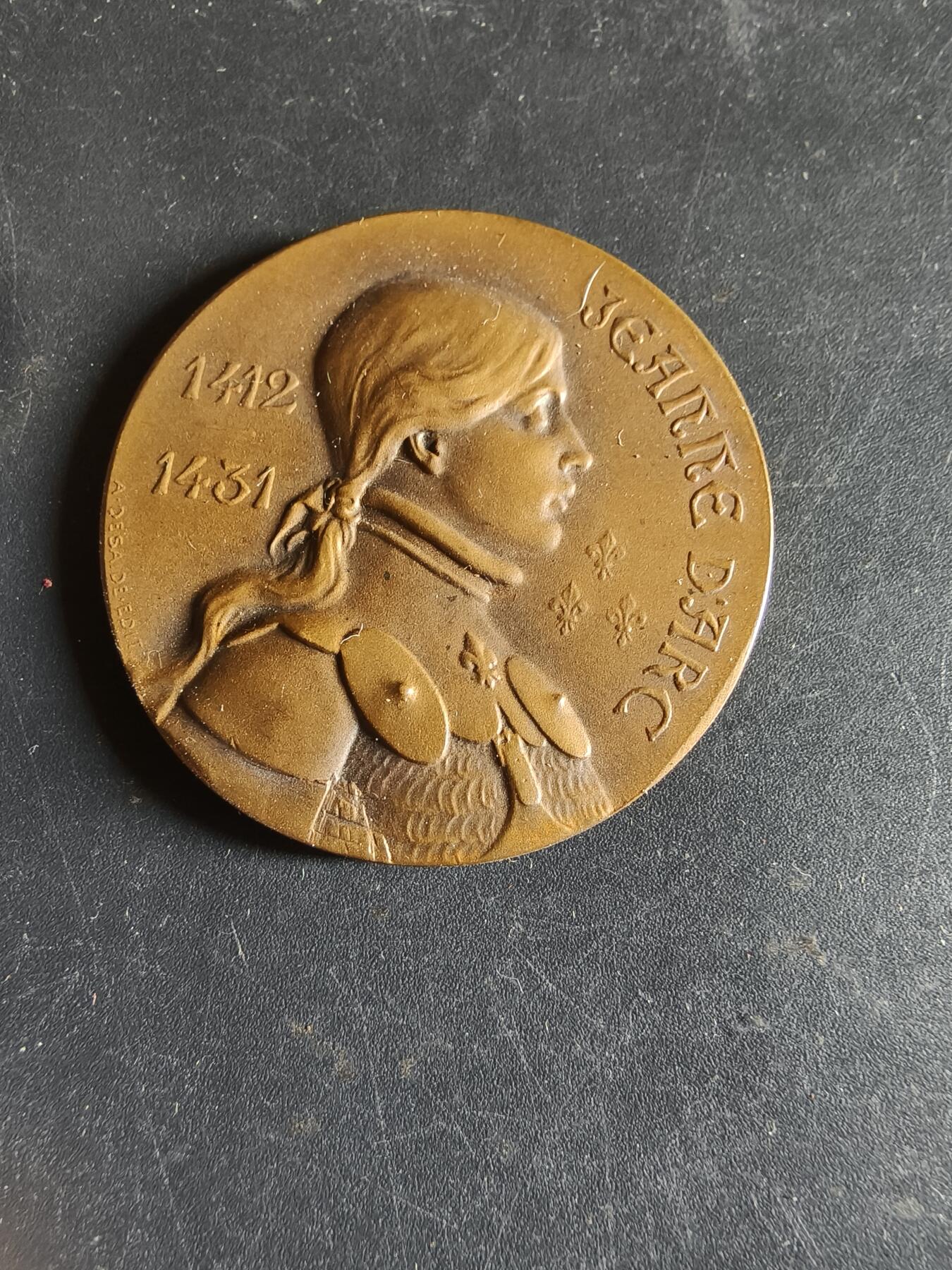 老王徽章第190期 法国奥尔良市戎装圣女贞德大铜章      原盒，盒子有损     直径36mm      重量22.5g