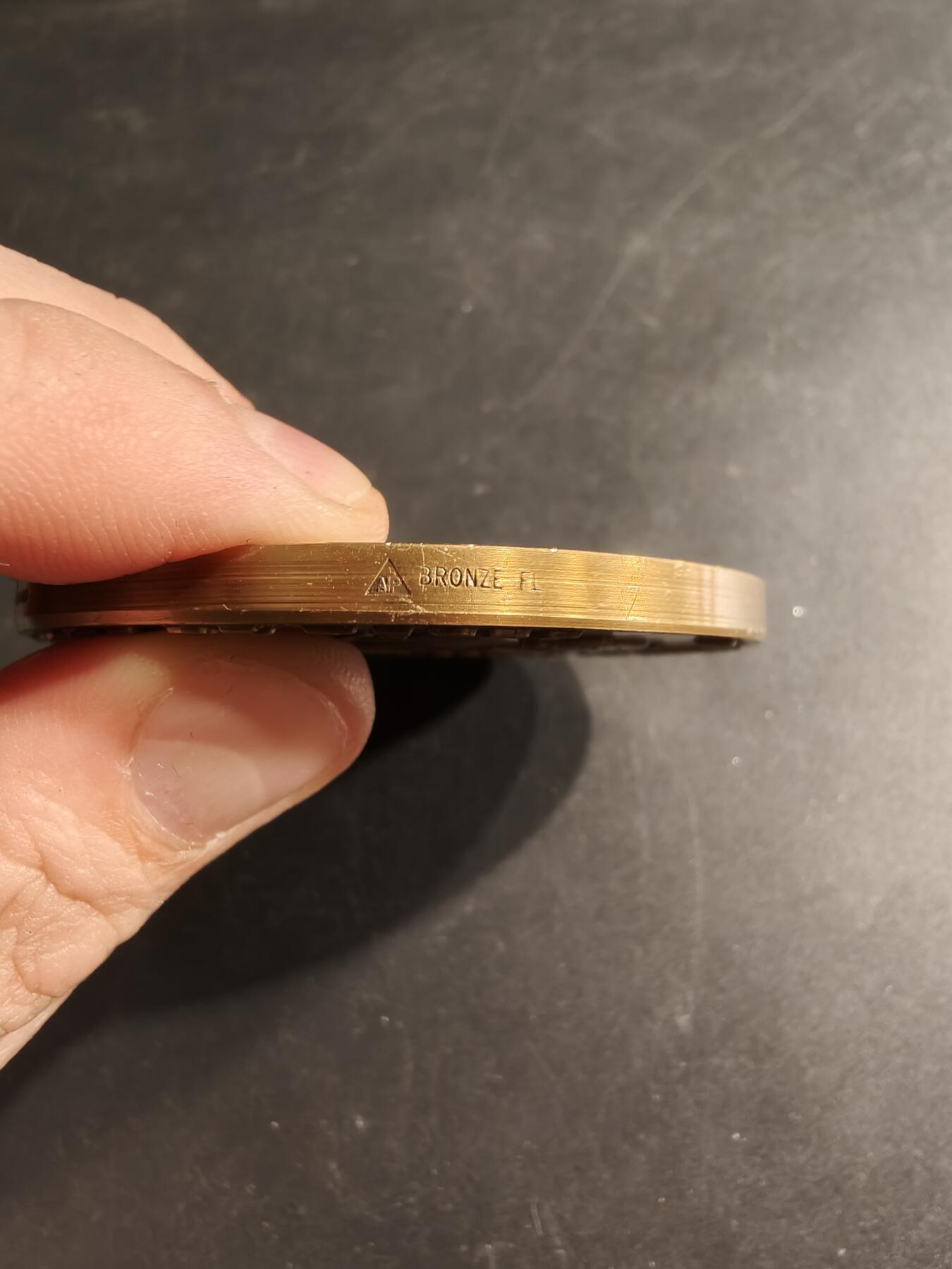 老王徽章第190期 法国陆军人事管理局大铜章     直径64mm     重量143.6g