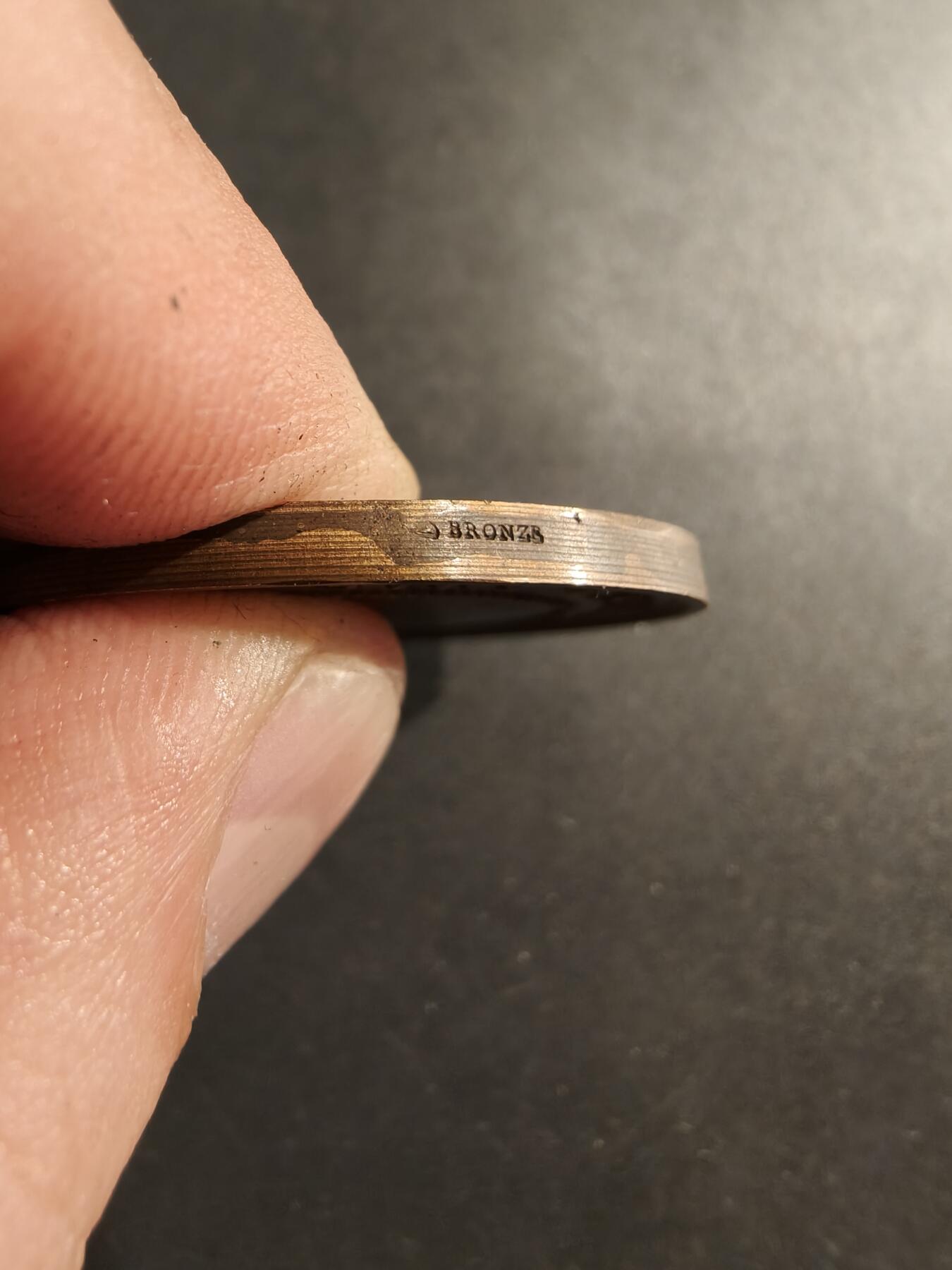 老王徽章第190期 法国里尔市北方工业协会大铜章    工业女神     直径38mm     重量25.3g