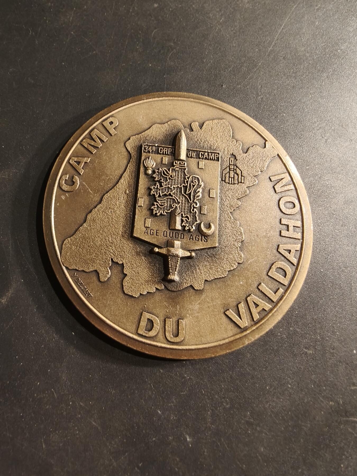 老王徽章第190期 法国瓦勒多恩军事训练营纪念章     直径70mm    重量105.6g     瓦勒多恩营地是法国重要的军事训练基地，历史悠久，主要用于装甲部队和炮兵的训练。