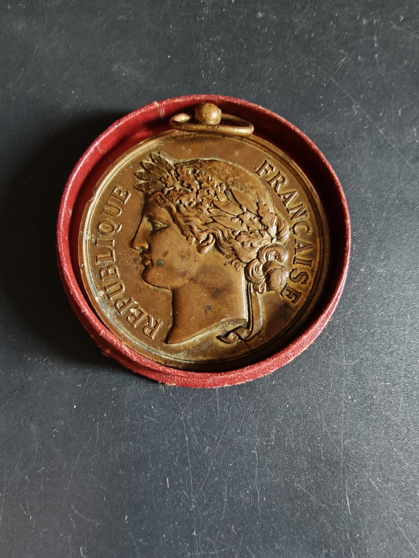 老王徽章第190期 法国国家射击协会铜奖章     原盒      直径50mm     重量51.6g