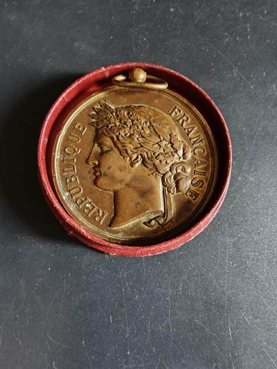 老王徽章第190期 - 法国国家射击协会铜奖章     原盒      直径50mm     重量51.6g