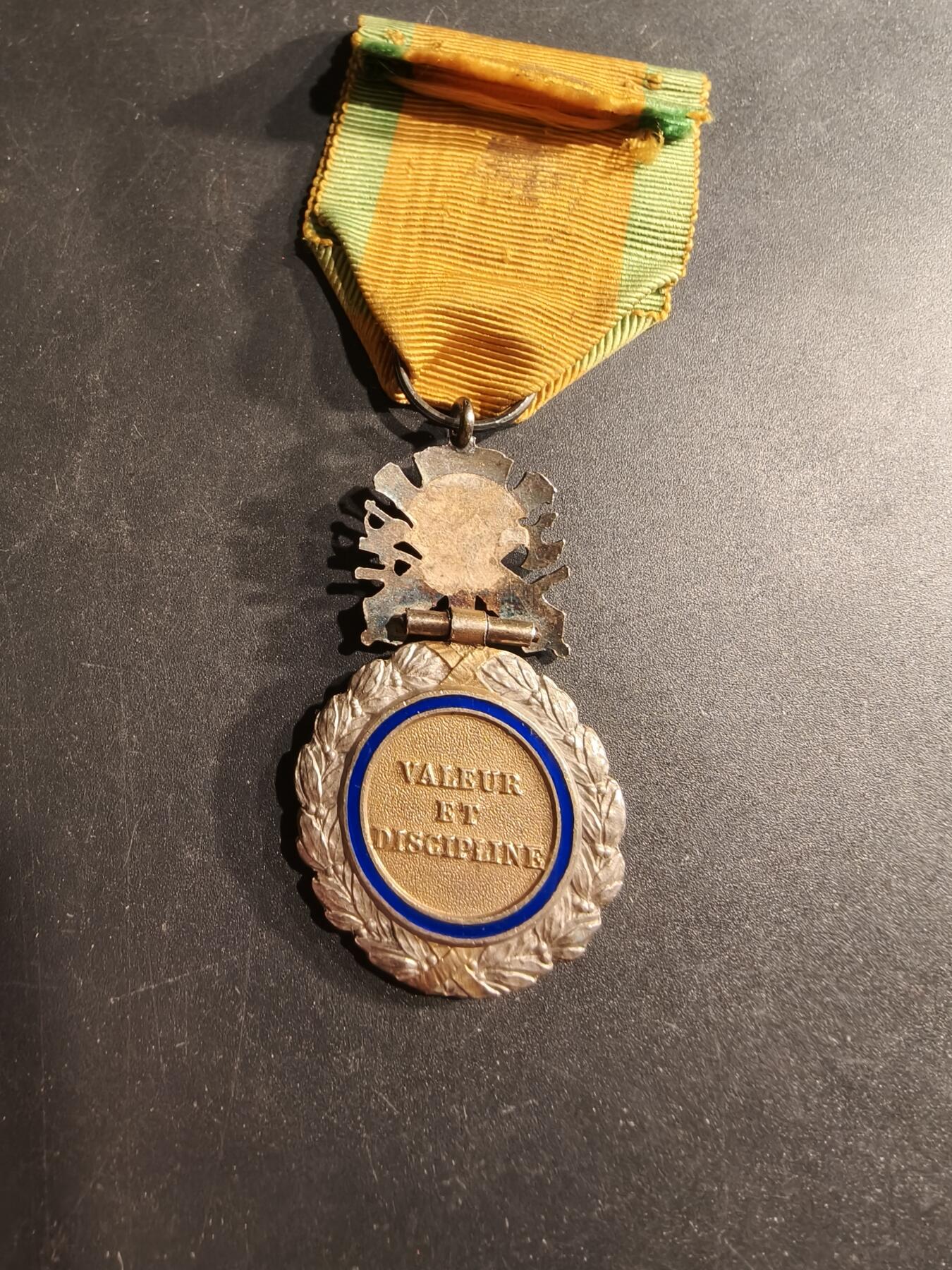 老王徽章第190期 法国军事奖章    三共时期    950银镀金珐琅     20g