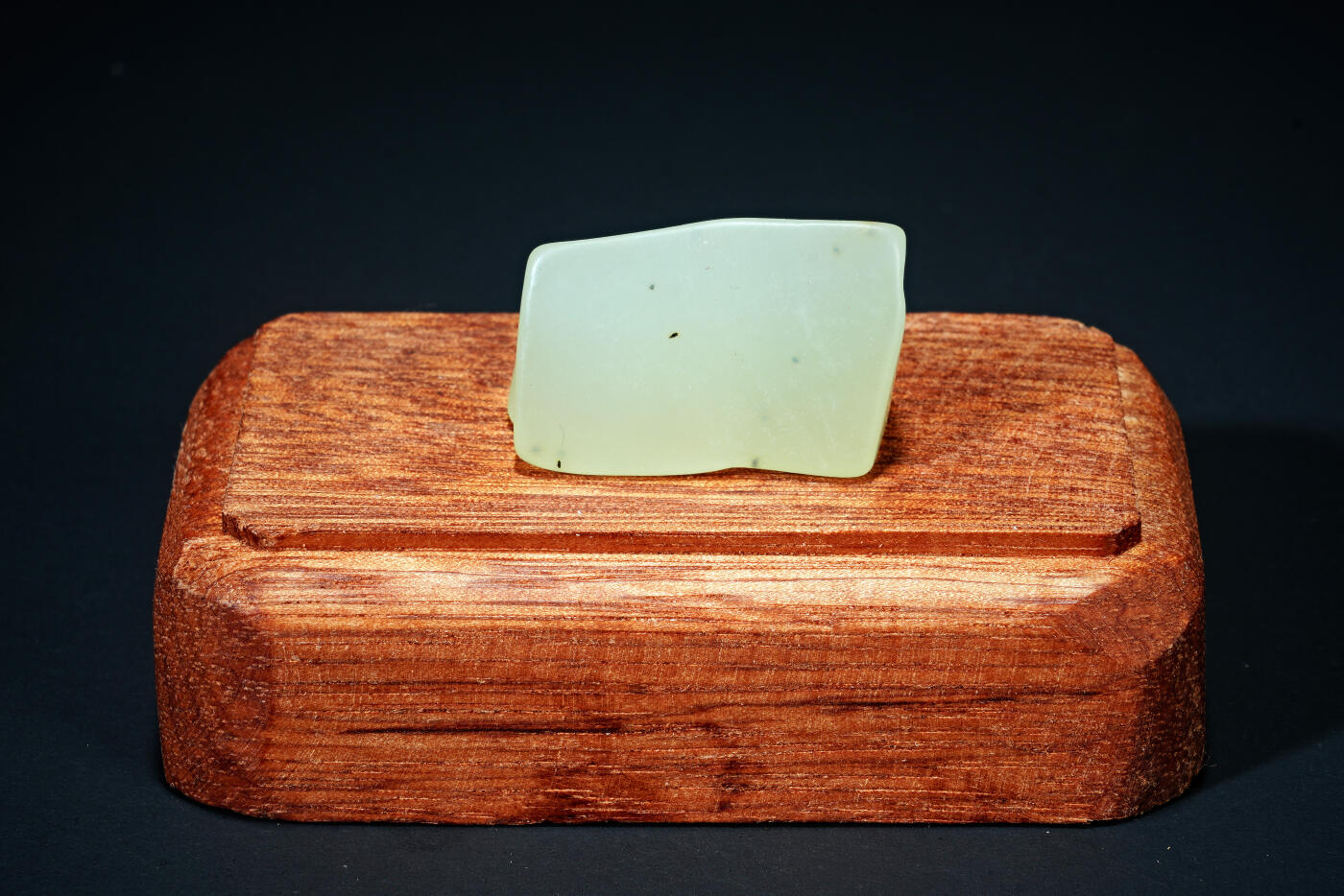 上海都达杂项专场六十九【全场包邮】 和田玉原石随型摆件 连座94-136