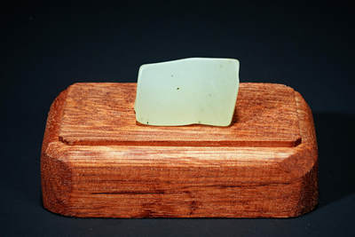 上海都达杂项专场102【全场包邮】  和田玉原石随型摆件 连座94-136