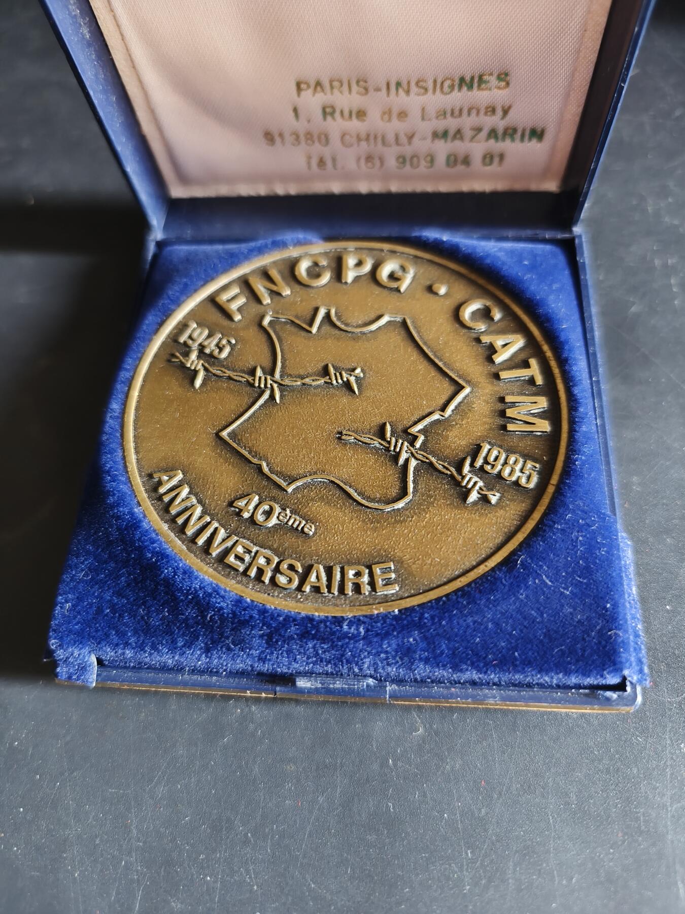 老王徽章第190期 法国二战国家战争受害者、战俘、 被驱逐者和受难者联合会成立40周年大铜章       原盒       直径70mm     重量98.6g