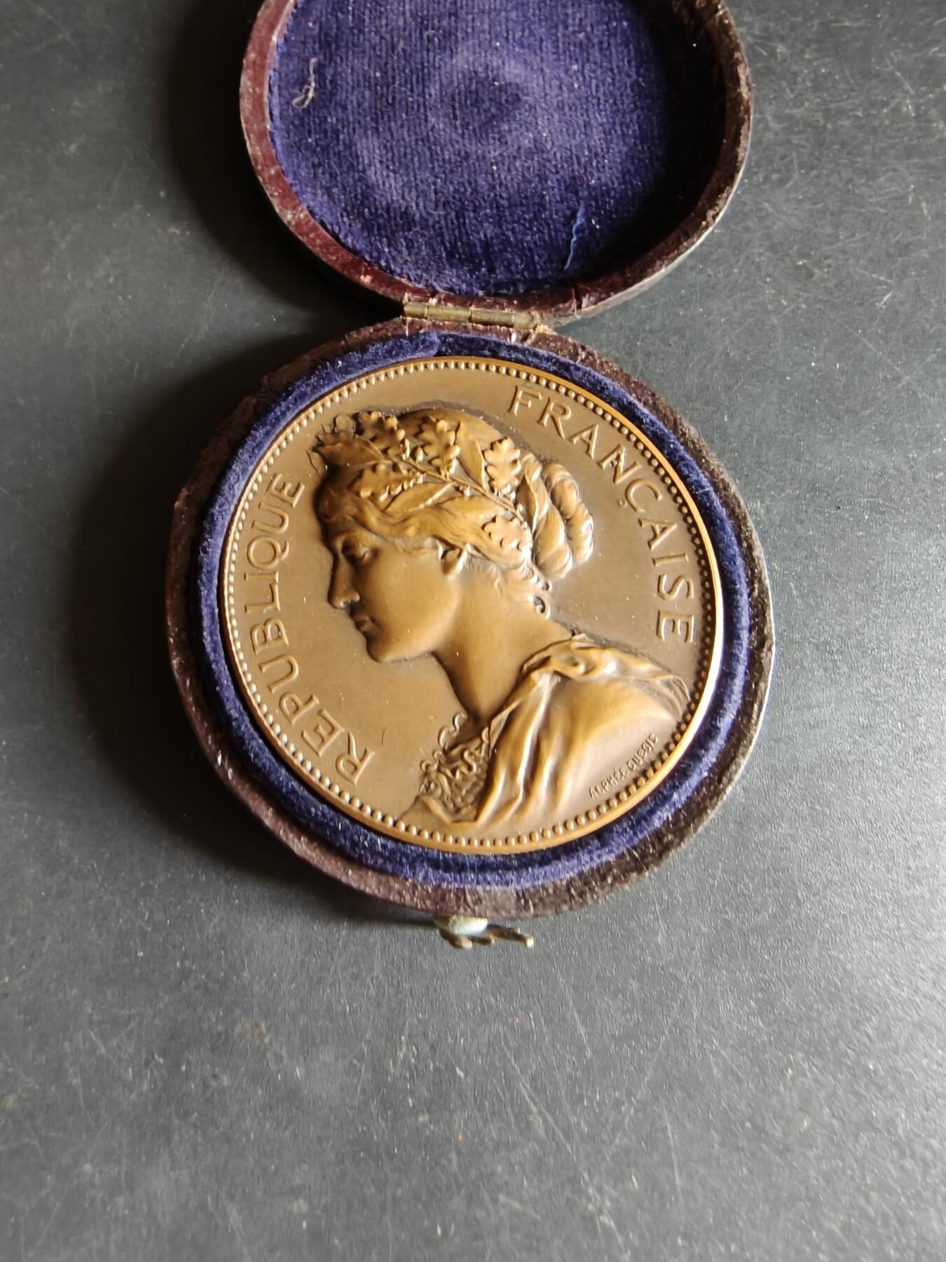 老王徽章第190期 法国利摩日国立装饰艺术学院大铜章     大师路易·波特作品     原盒       直径45mm      重量53.6g