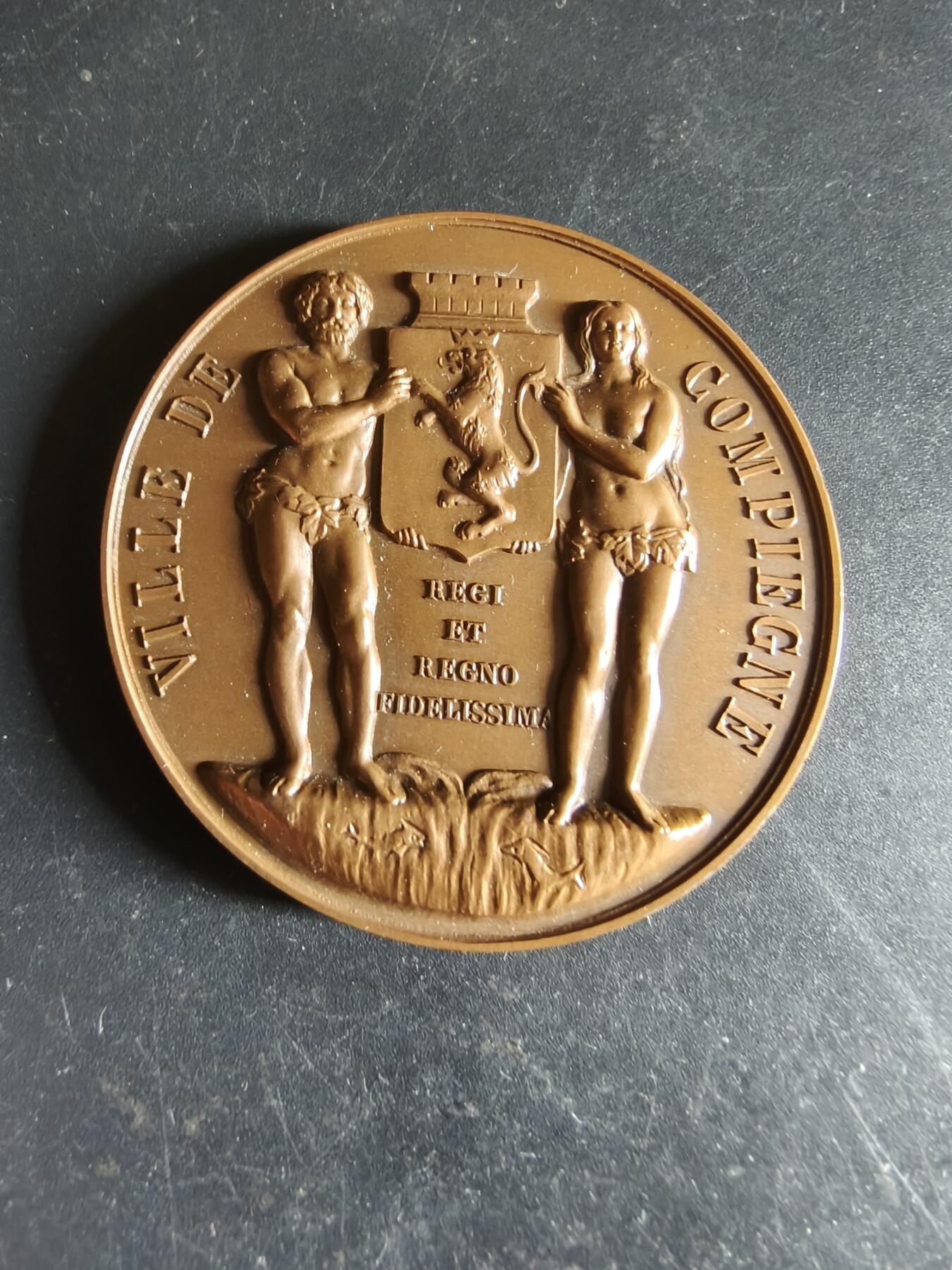 老王徽章第190期 法国贡比涅市大铜章     原盒    高浮雕     直径50mm      重量74.1g