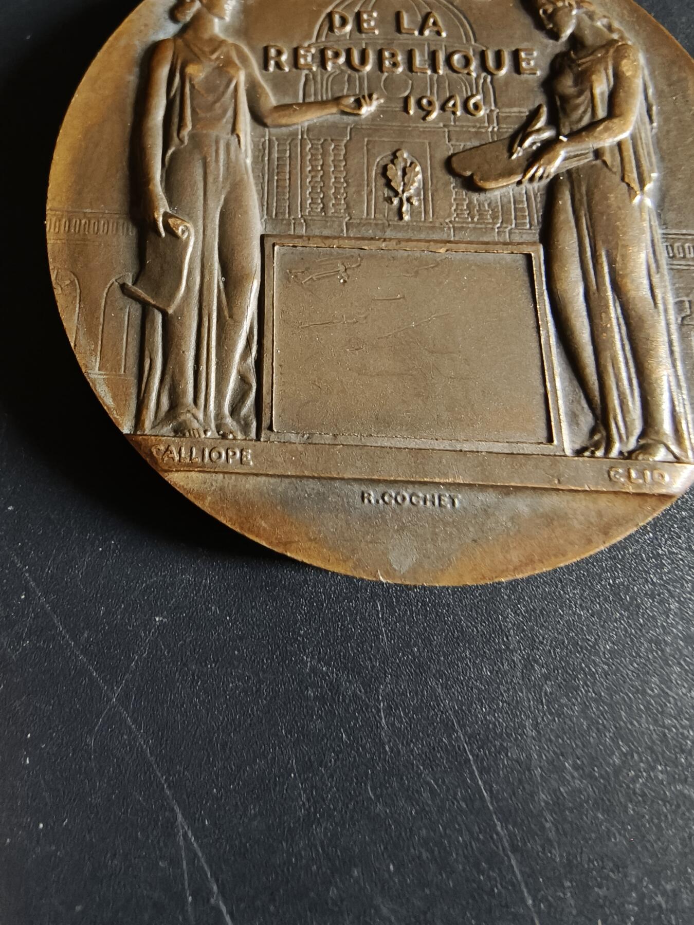 老王徽章第190期 法国1946年第四共和国议会(五共时期参议院前身)建立大铜章     R·科谢作品      缪斯女神科立奥与瓦力欧佩       直径50mm      重量58.1g