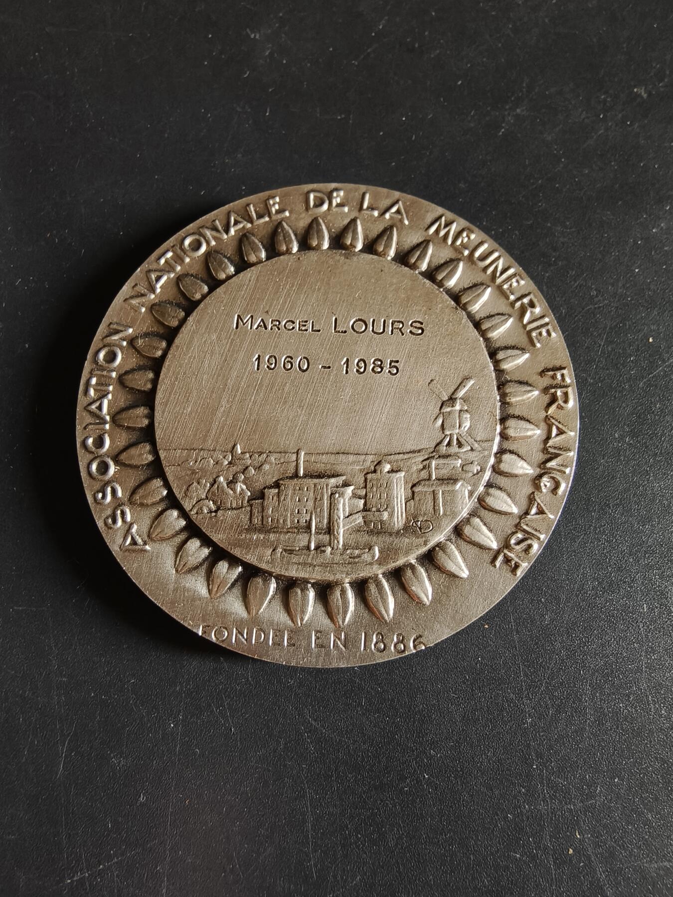 老王徽章第190期 法国磨坊主协会镀银大铜章     原盒     直径50mm     重量72.9g