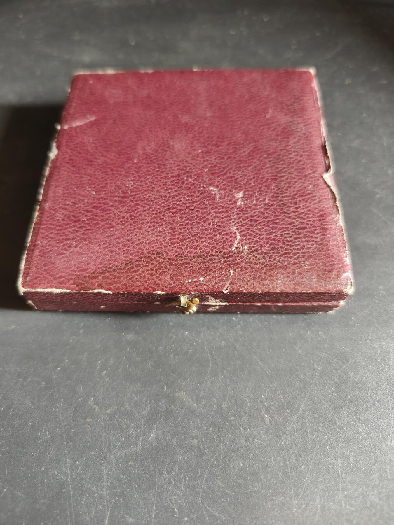 老王徽章第190期 法国国家艺术与技术学院授予保罗·潘乐威先生大铜章     原盒     保罗·潘勒韦（1863-1933）是一位著名的法国数学家和政治家，曾任法国总理和战争部长        直径68mm      重量141g