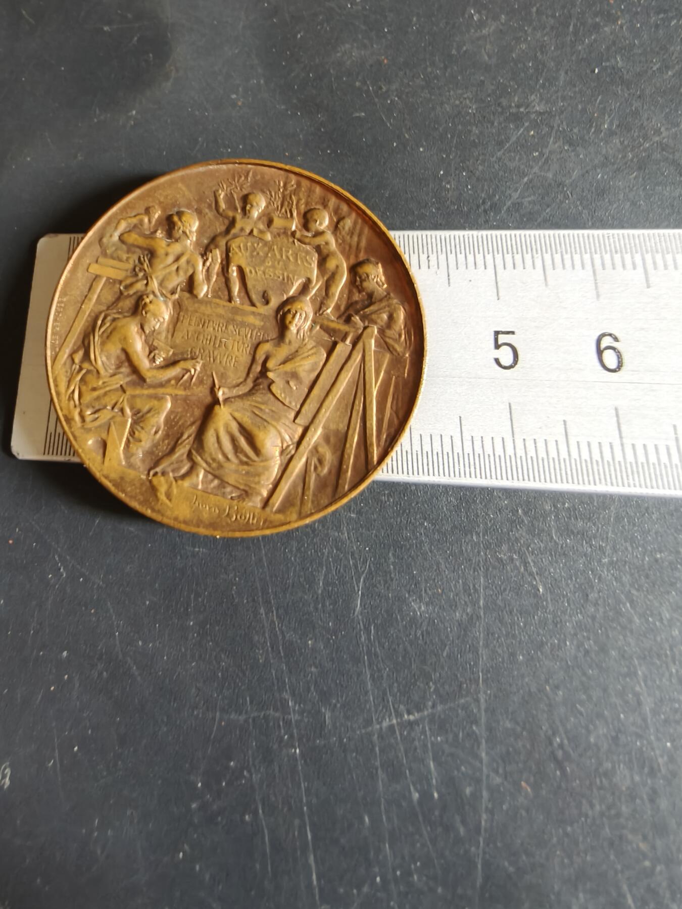 老王徽章第190期 法国利摩日国立装饰艺术学院大铜章     大师路易·波特作品     原盒       直径42mm      重量35.8g