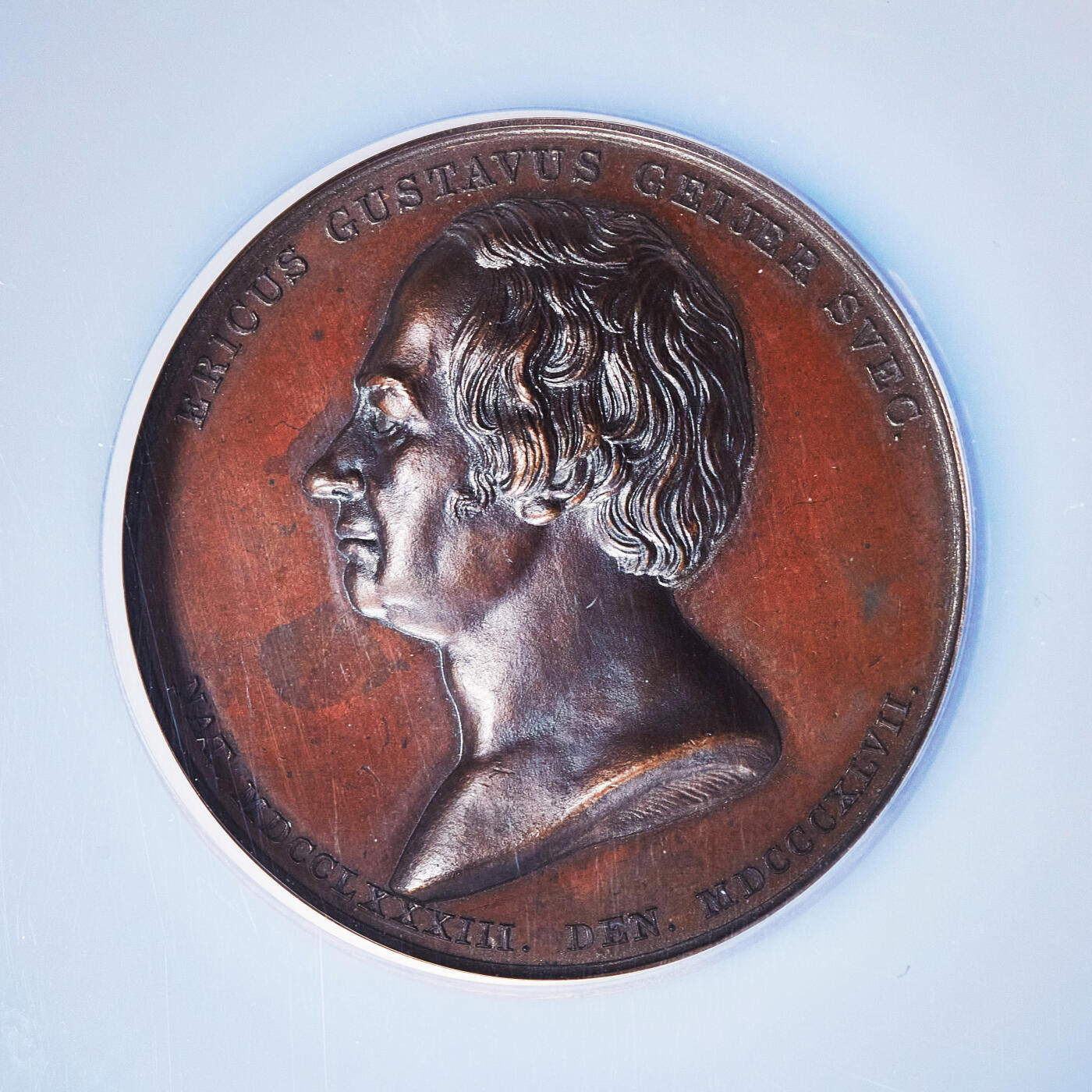 【俄甄集藏】2026年(050)04-01星期三 晚 19:30 全场包邮 瑞典1847年纪念浪漫主义历史学家、诗人与政治家埃里克·古斯塔夫·盖耶尔逝世大铜章，NGC MS62，高浮雕，巧克力包浆，瑞典新古典主义铜章里的少见品种，直径：50mm