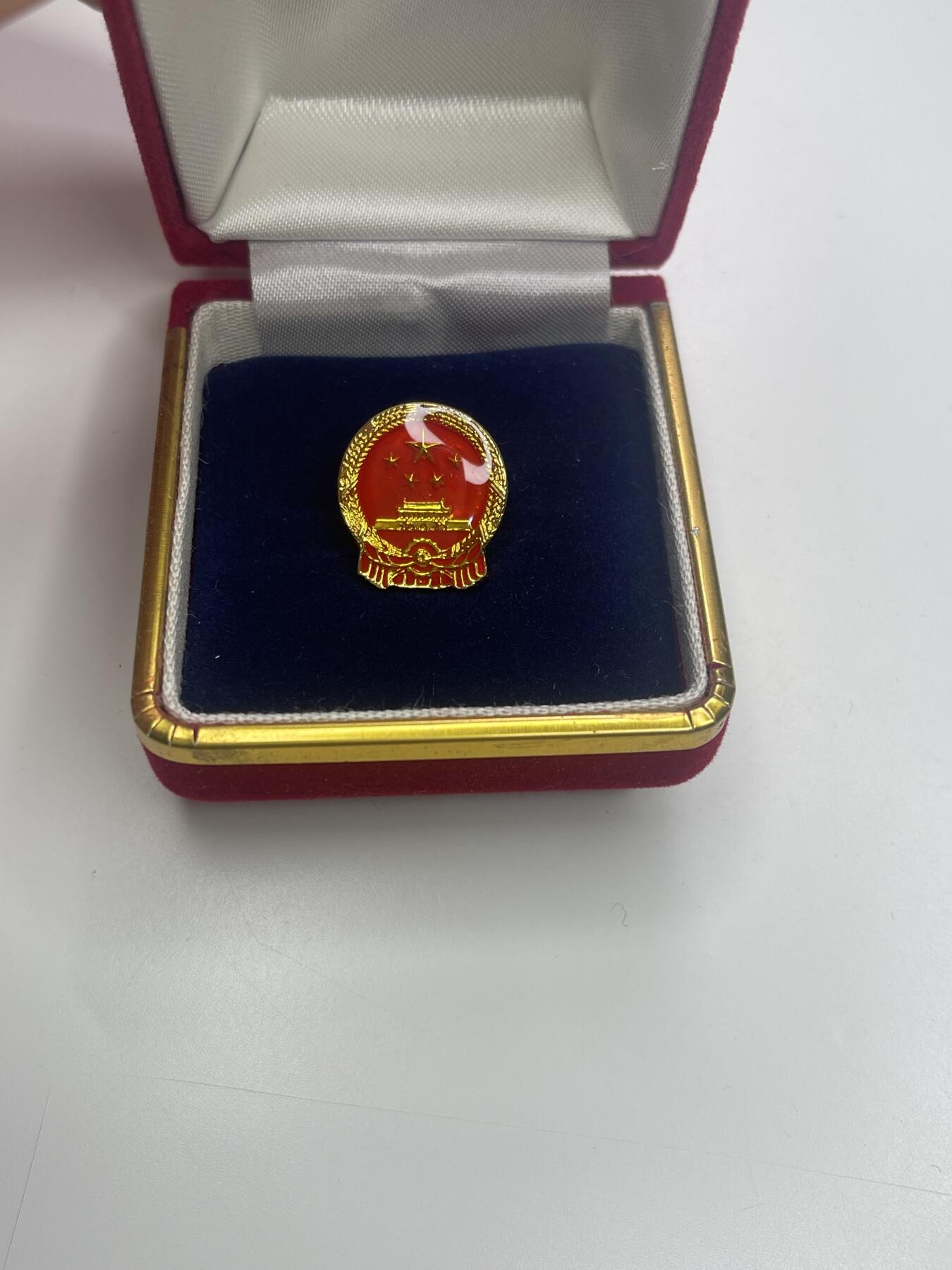 新时代收藏快速小拍 拍卖本周一线所得新货 3月29日场 精装代表徽章 带原盒