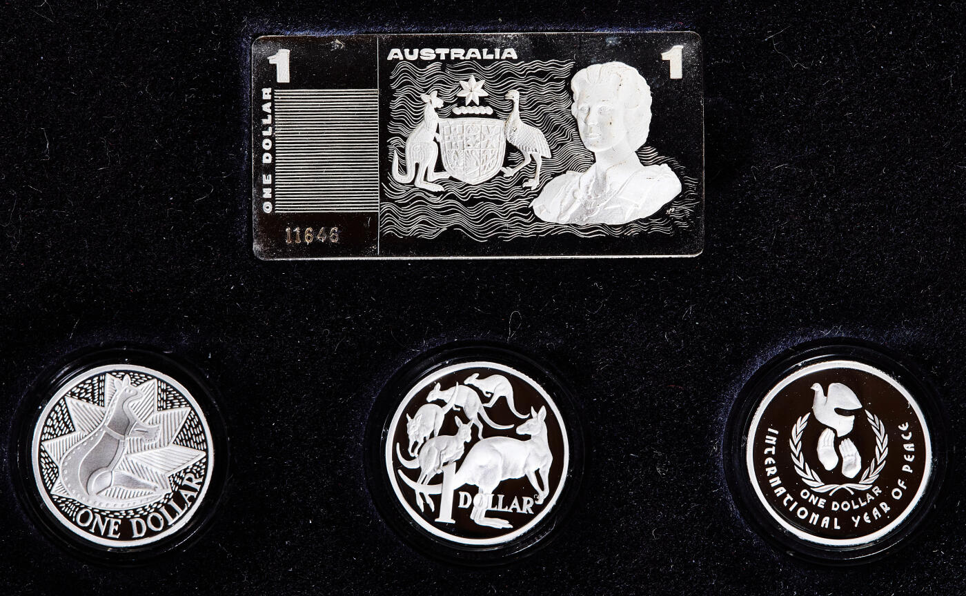 【俄甄集藏】2026年(050)04-01星期三 晚 19:30 全场包邮 澳大利亚1990年货币杰作1元精制银币4枚一套，原盒，圆形银币单枚重11.49克，方形银币重40.5克，均为925银，发行量22499套