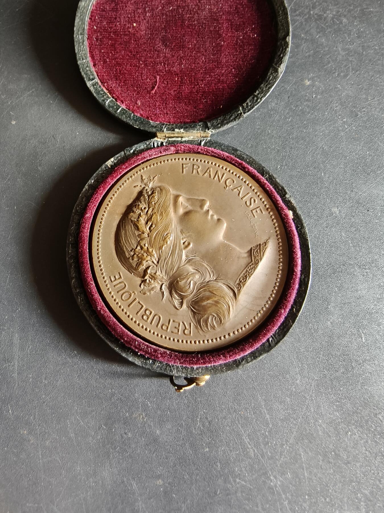 老王徽章第190期 法国利摩日国立装饰艺术学院大铜章     大师路易·波特作品     原盒       直径45mm      重量43.5g