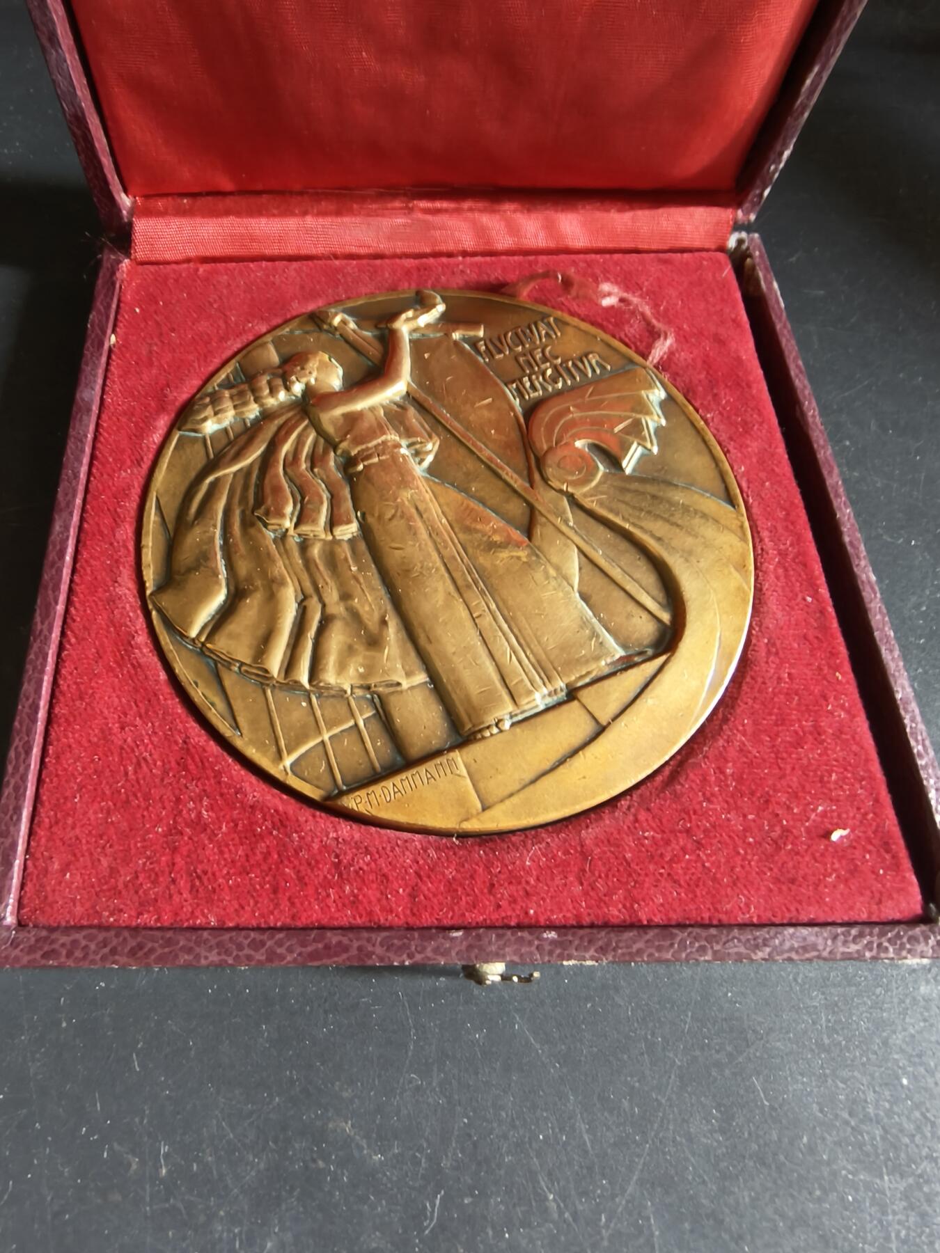 老王徽章第190期 法国巴黎埃斯蒂钠学校致敬法国著名演员雷内·亚历山大大铜章     原盒      保罗马塞尔作品      直径90mm    重量283.8g