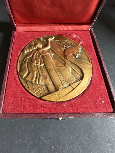 老王徽章第190期 - 法国巴黎埃斯蒂钠学校致敬法国著名演员雷内·亚历山大大铜章     原盒      保罗马塞尔作品      直径90mm    重量283.8g